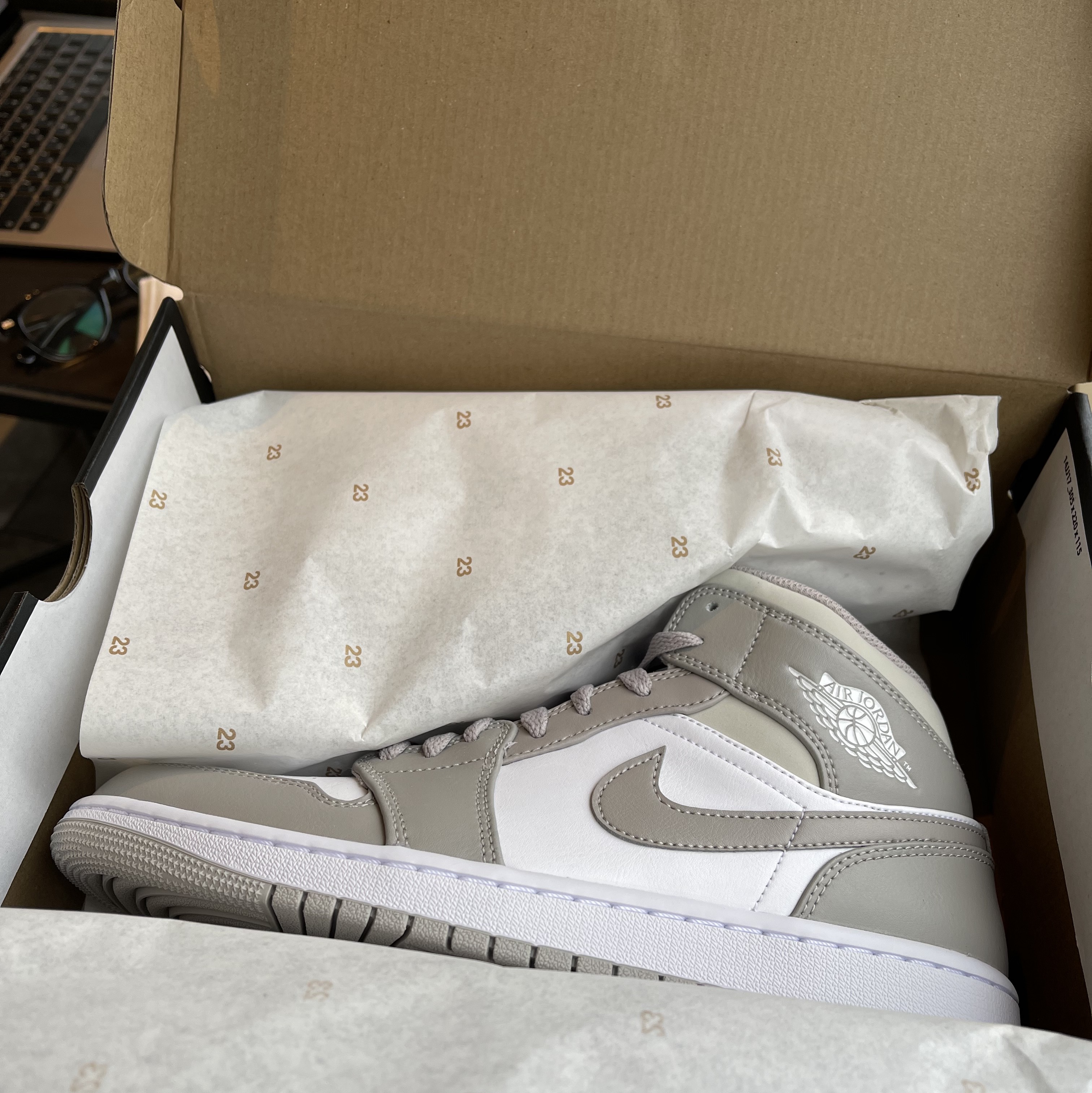 Jordan 1 Mid College Grey 착용 스타일