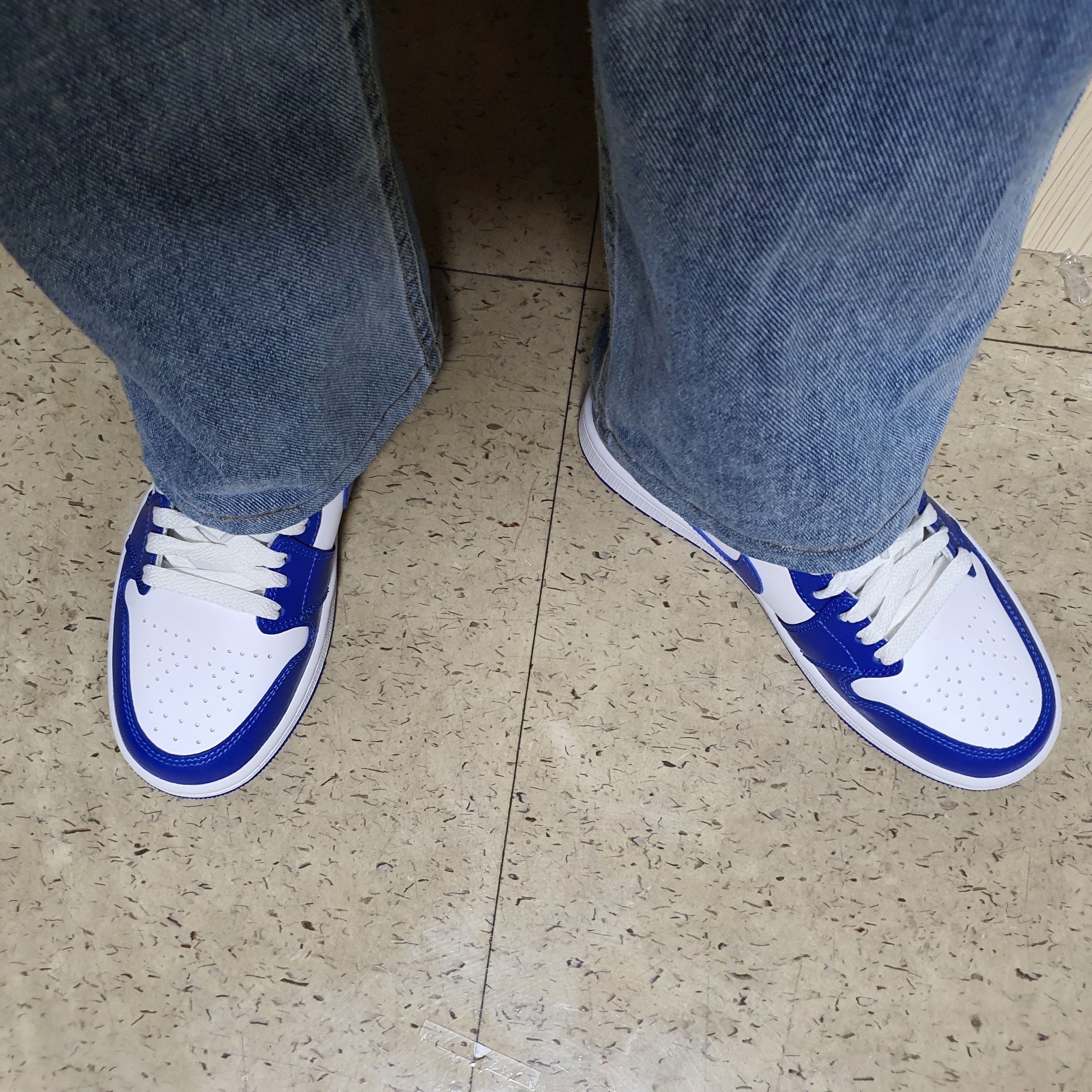 (W) Jordan 1 Mid White Hyper Royal 착용 스타일 - 1
