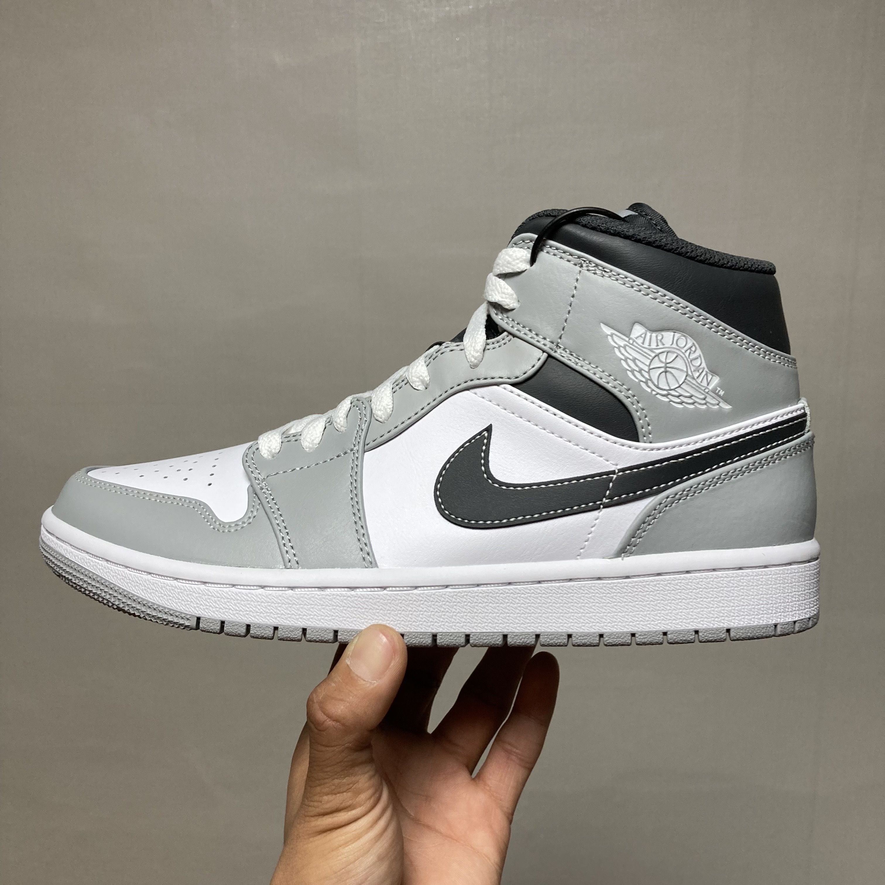 Jordan 1 Mid Light Smoke Grey Anthracite 착용 스타일