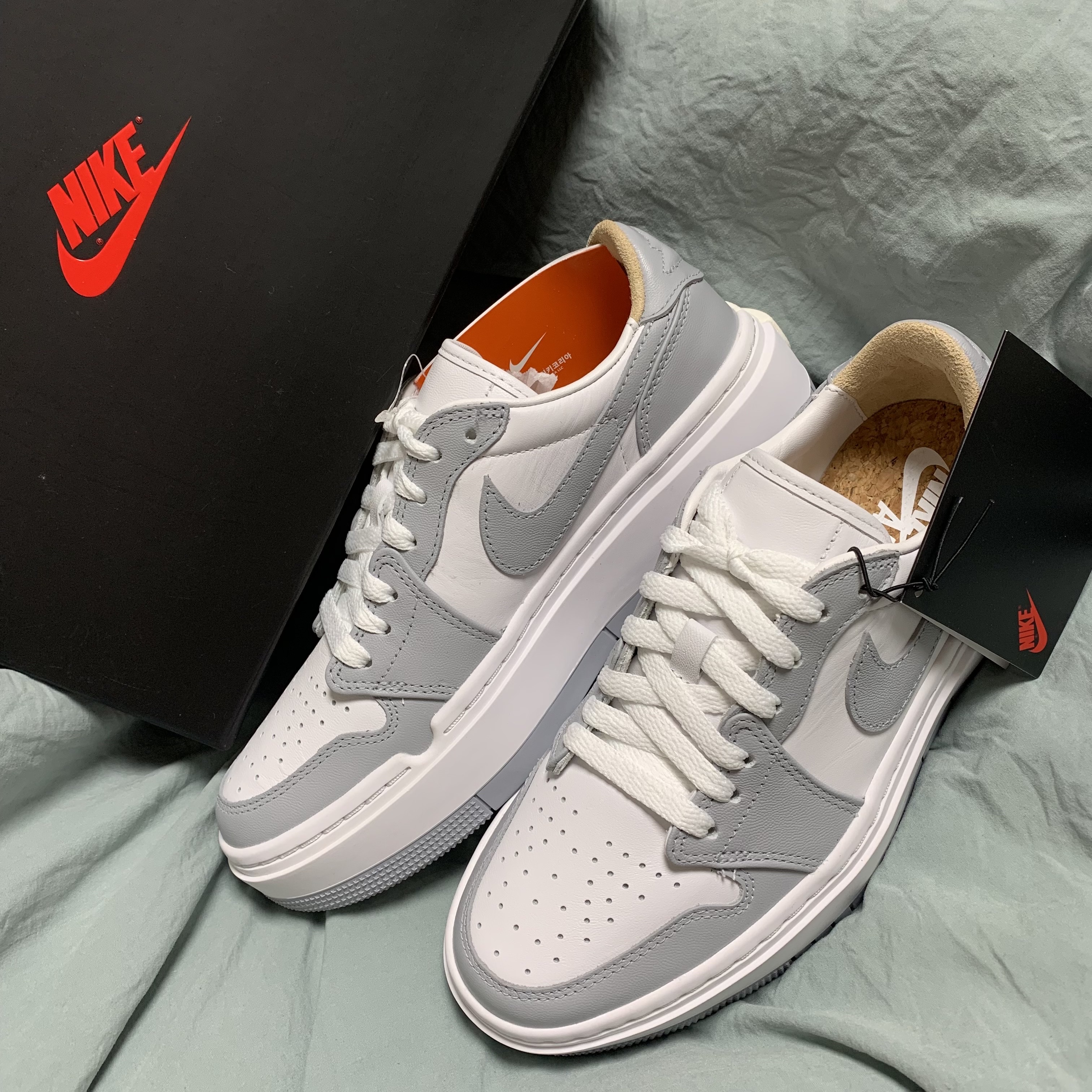 (W) Jordan 1 Elevate Low White and Wolf Grey 착용 스타일 - 1
