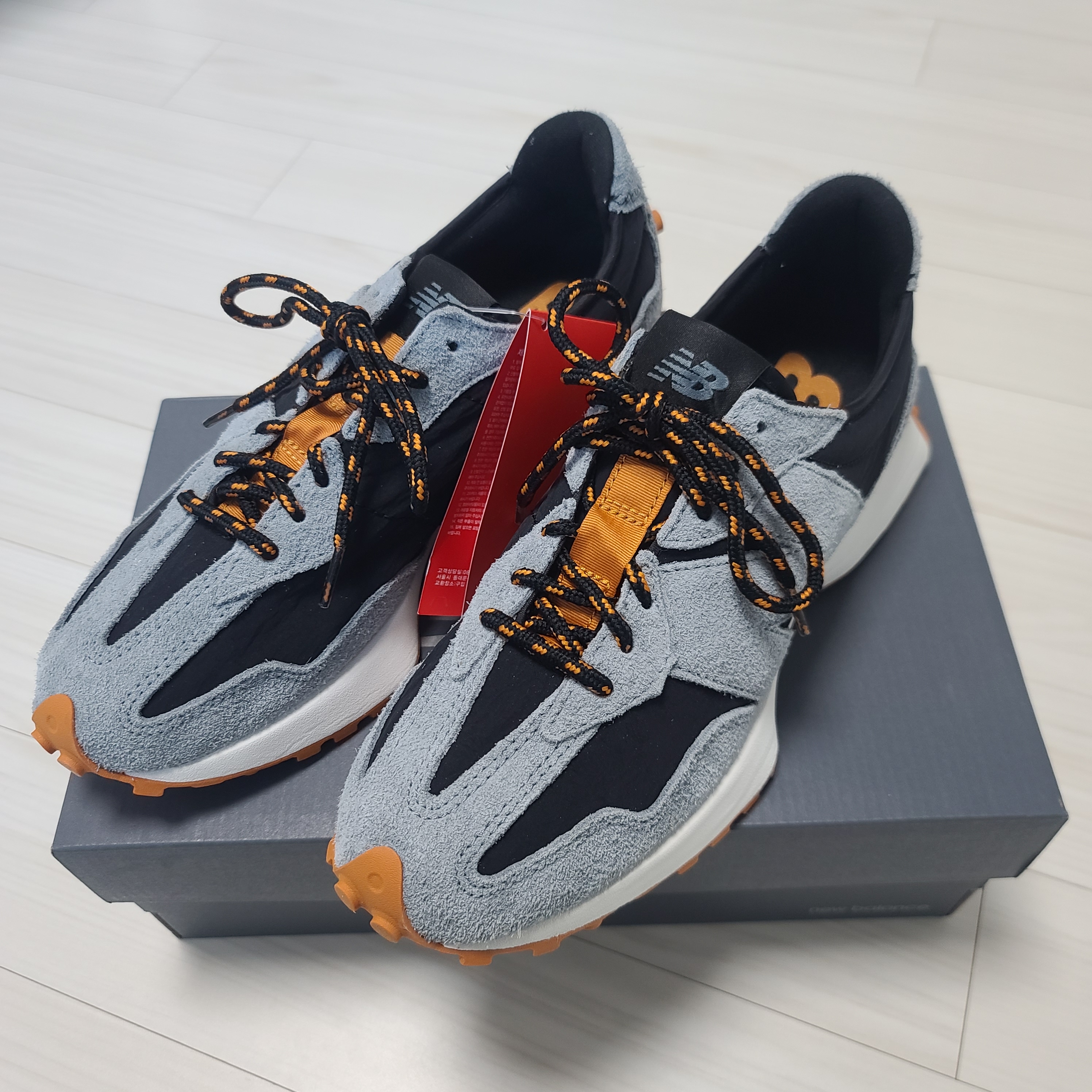 New Balance 327 Black Slate 착용 스타일