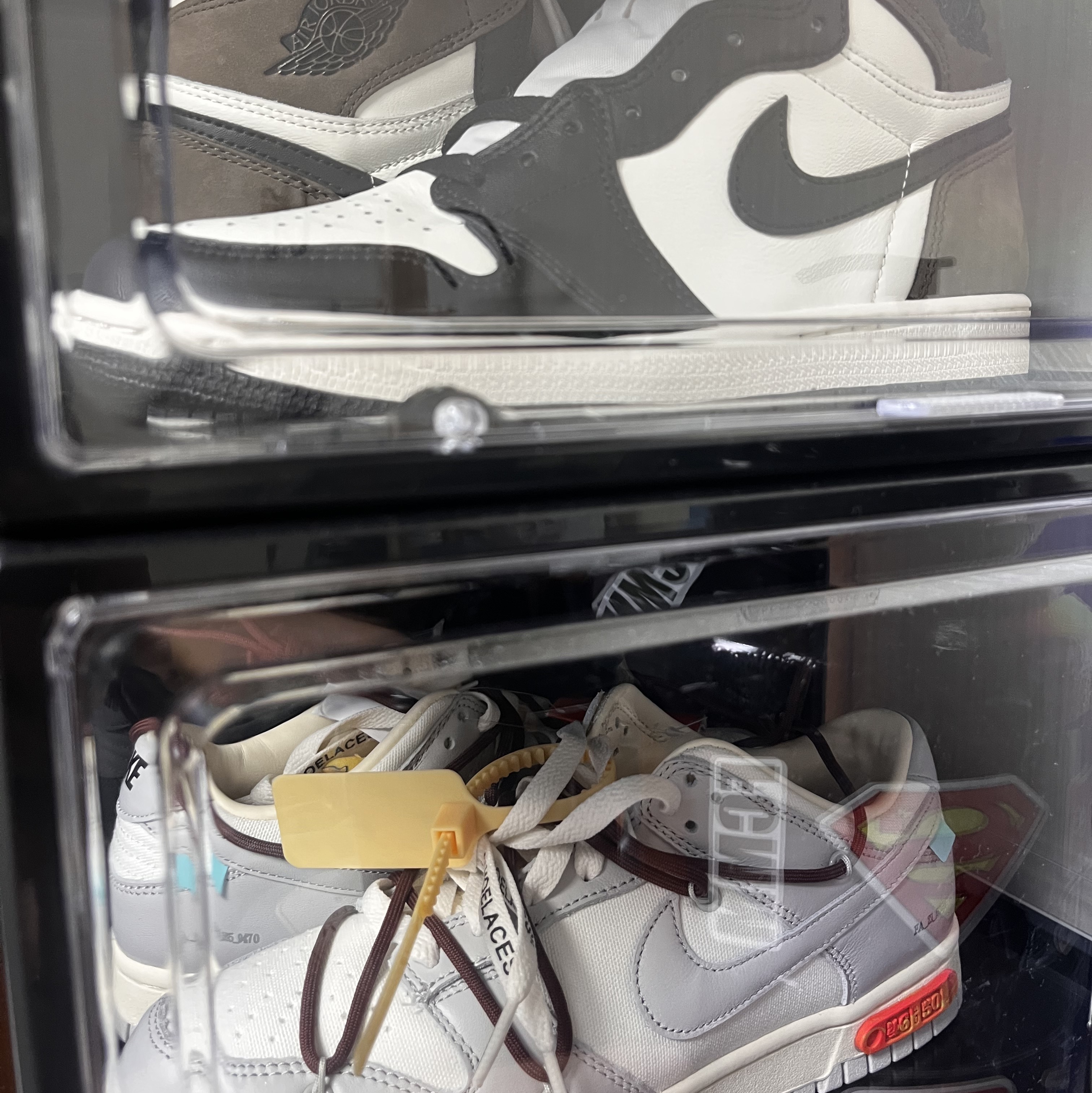 Jordan 1 Retro High OG Black Mocha, Nike x Off-White Dunk Low The 50 - Lot 46 착용 스타일