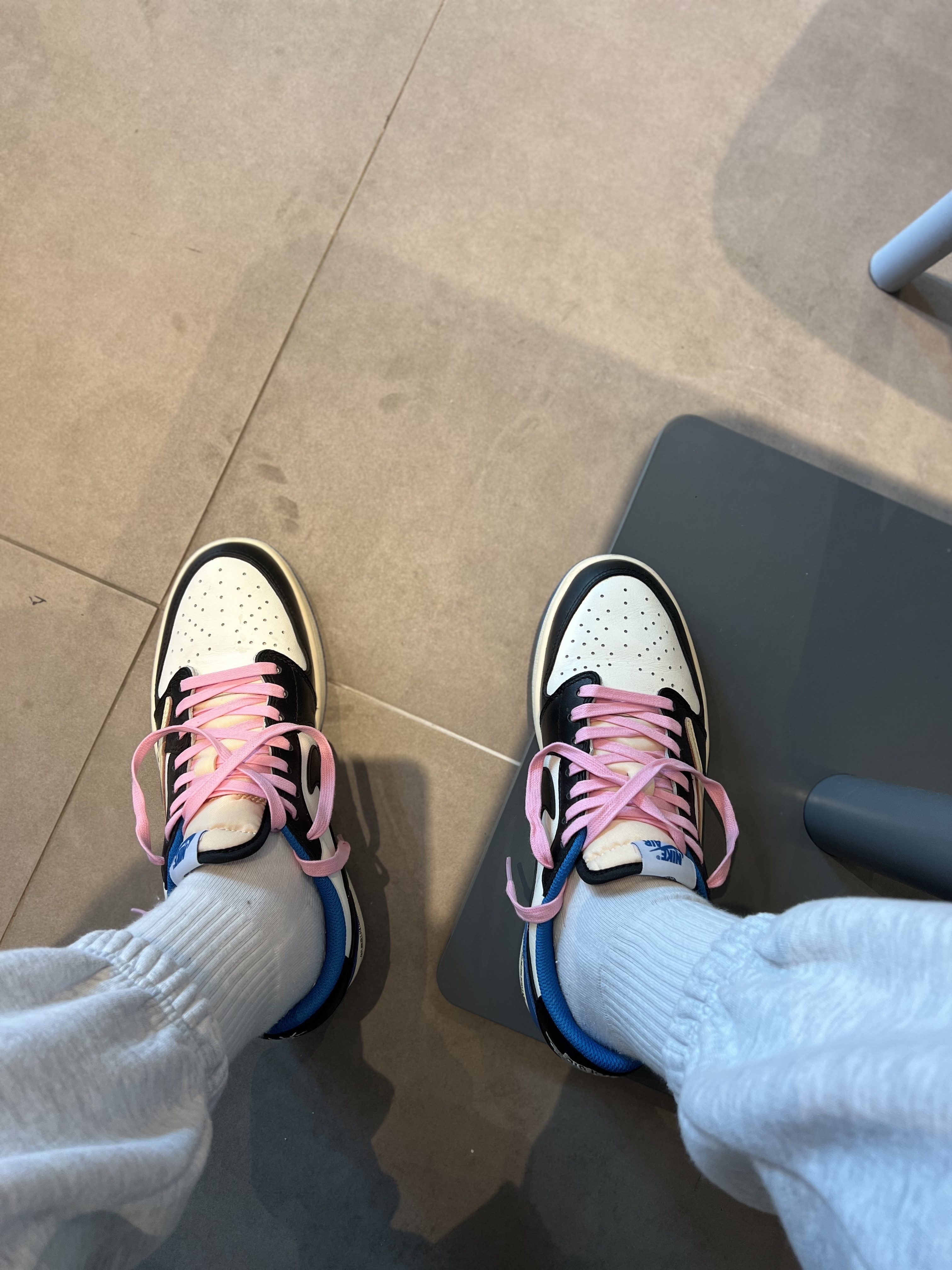 Jordan 1 x Travis Scott x Fragment Retro Low OG SP Military Blue 착용 스타일 - 2