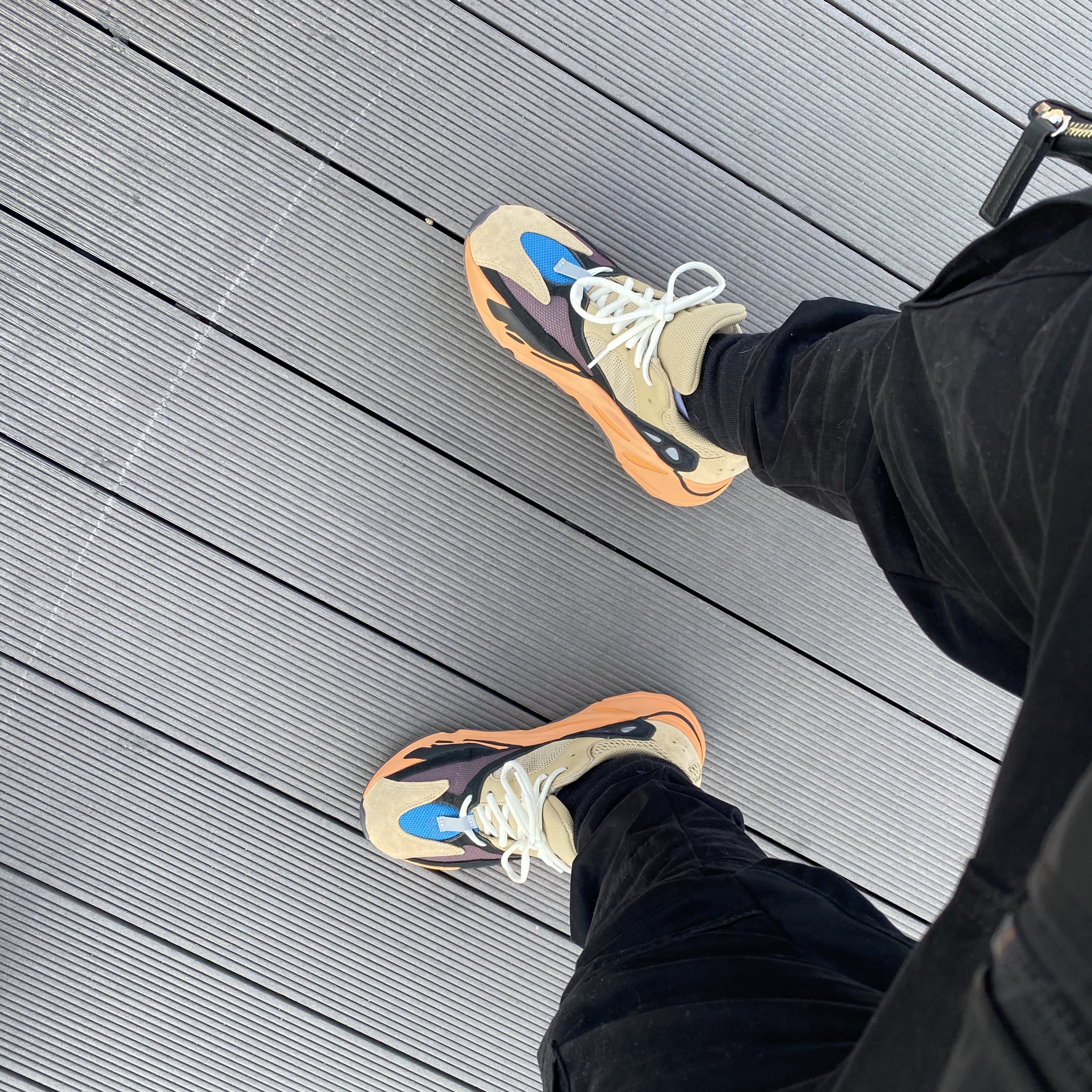 Adidas Yeezy Boost 700 Enflame Amber 착용 스타일