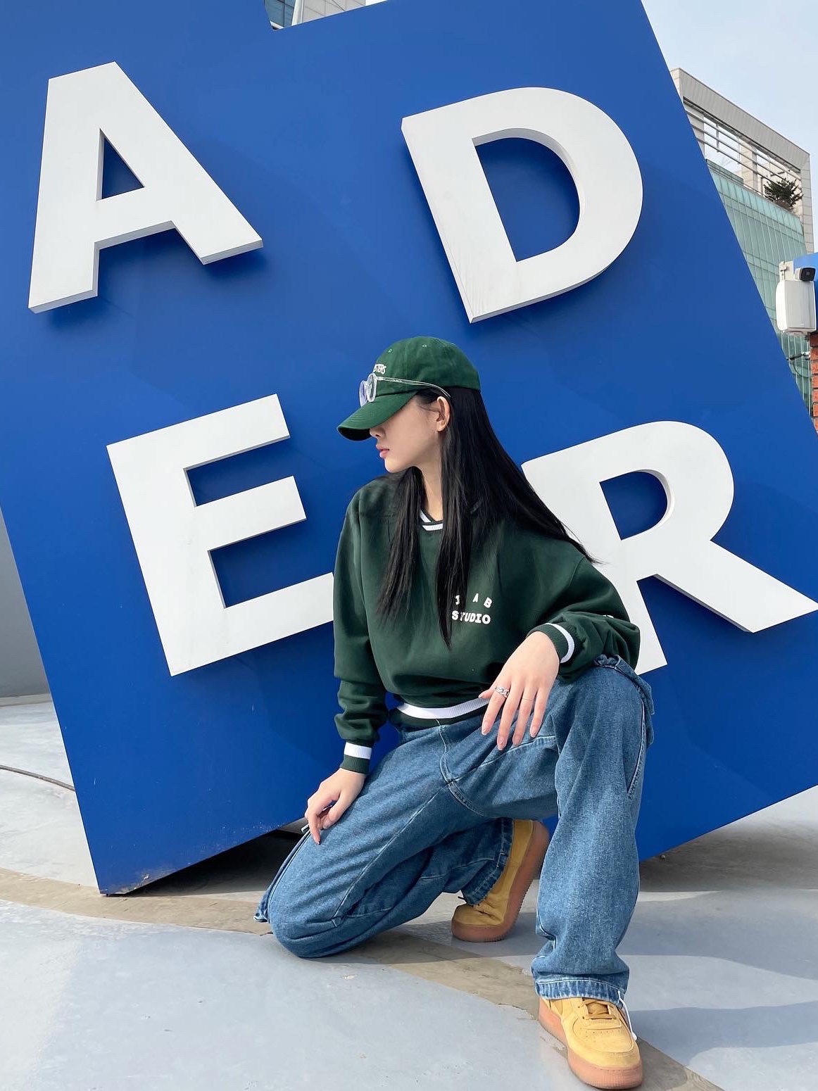 IAB Studio x Yonex Sweatshirt Green, (GS) Nike Air Force 1 LV8 3 Wheat 착용 스타일 - 4