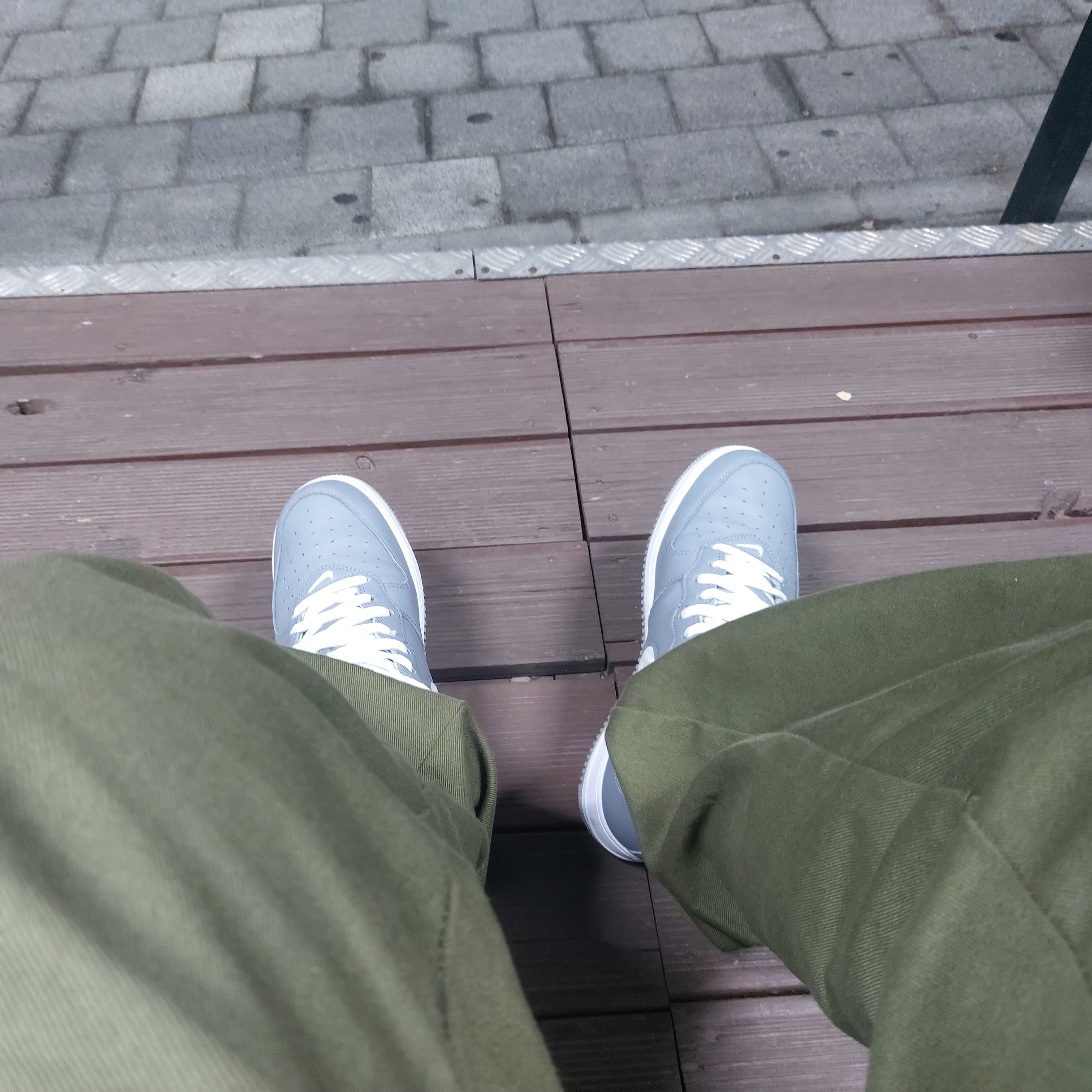 Nike Air Force 1 Mid QS NYC Cool Grey 착용 스타일 - 1