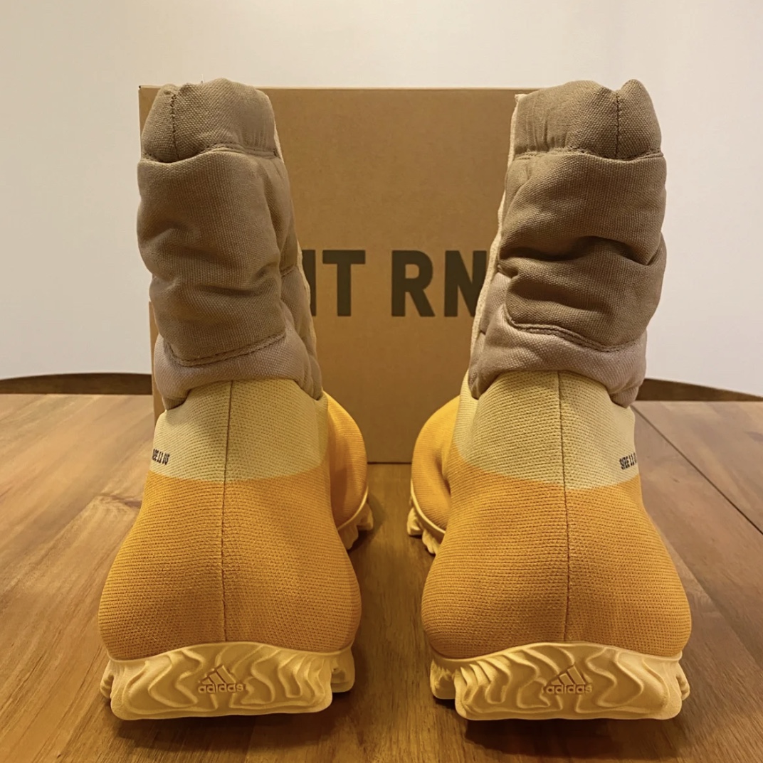 adidas Yeezy Knit RNR Boot Sulfur 착용 스타일 - 3