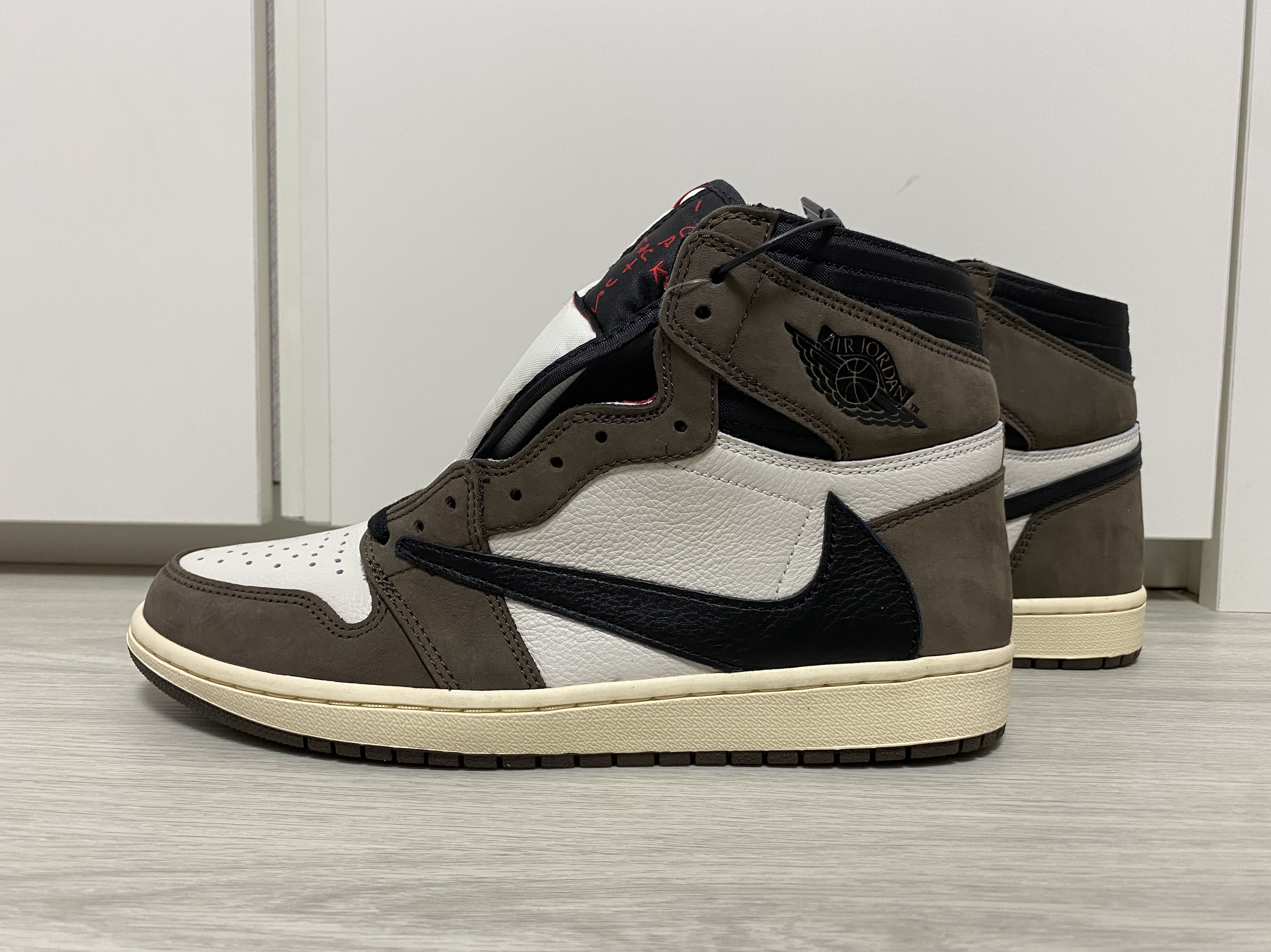 Jordan 1 x Travis Scott Retro High OG SP Mocha 착용 스타일 - 1