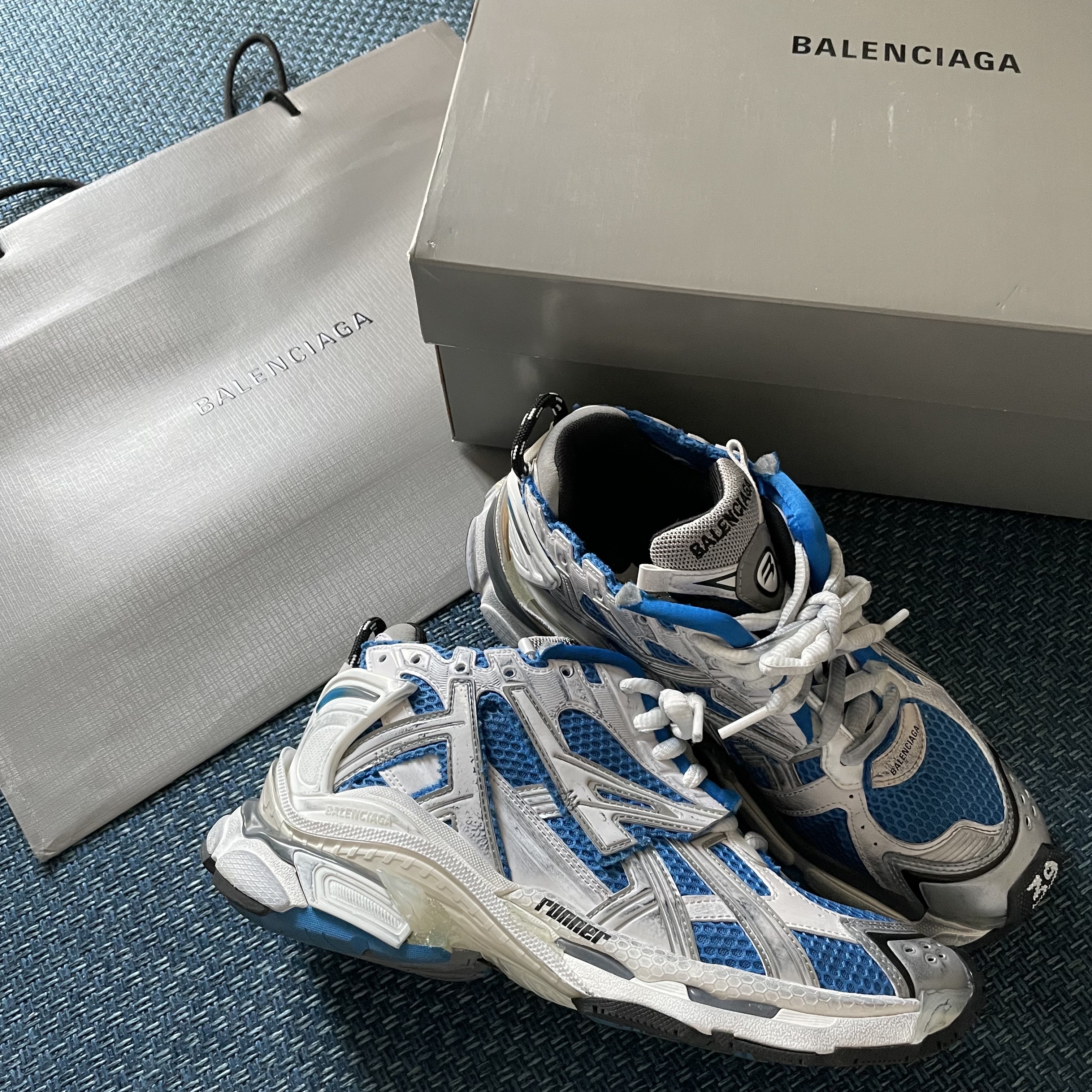 Balenciaga Runner Sneakers Blue White 착용 스타일