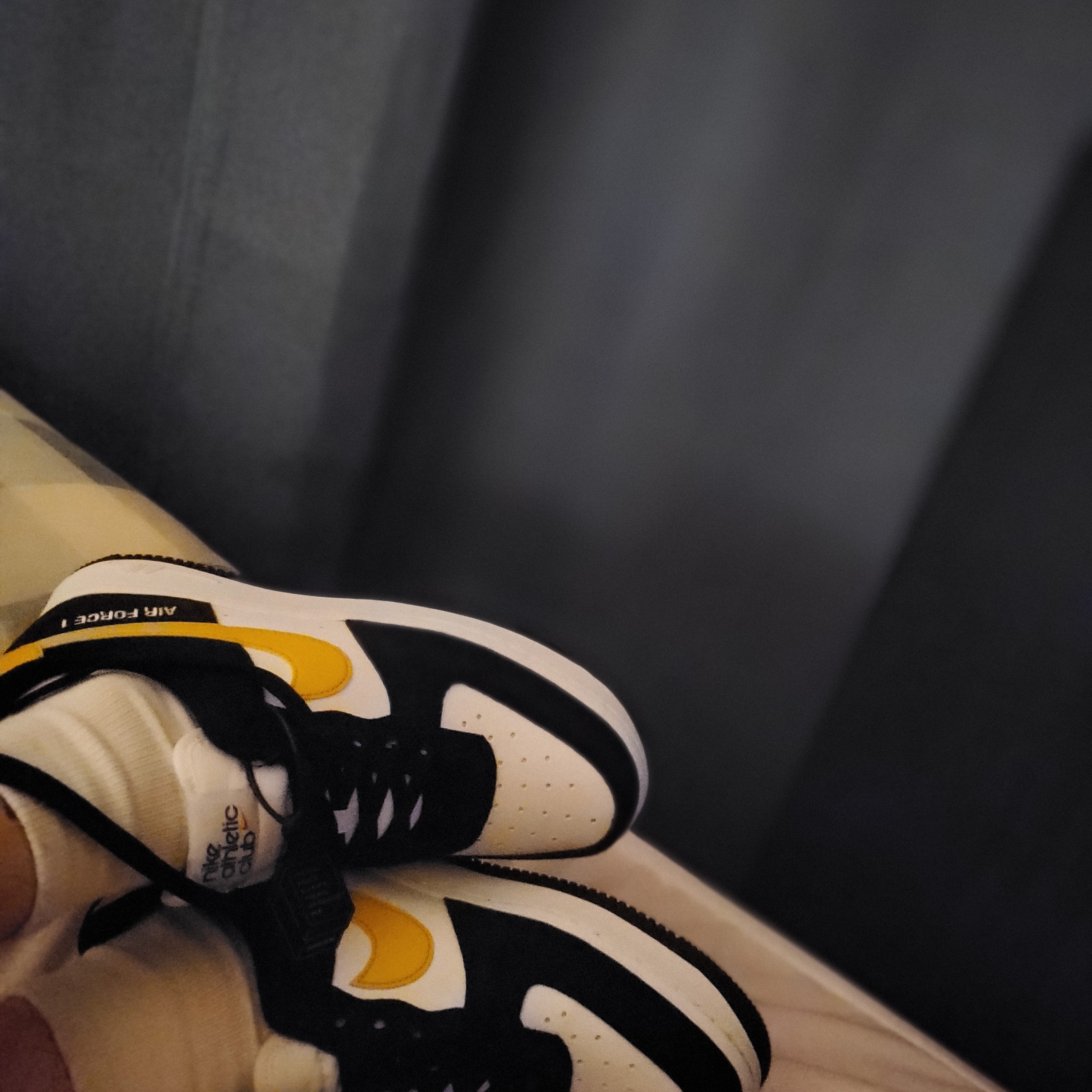 Nike Air Force 1 '07 LV8 Athletic Club Black Dark Sulfur 착용 스타일