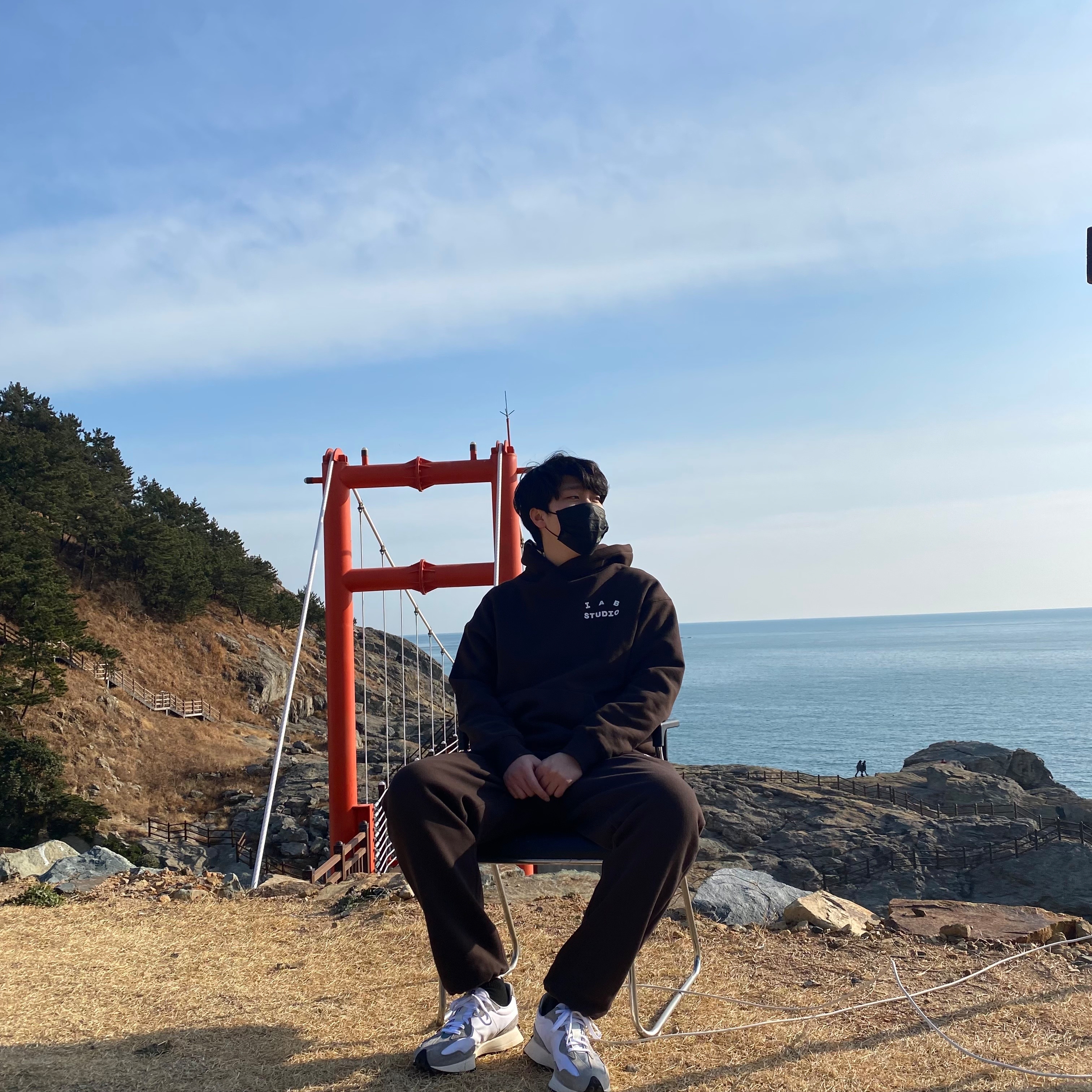 IAB Studio Hoodie Brown, IAB Studio Sweatpants Brown 착용 스타일 - 3