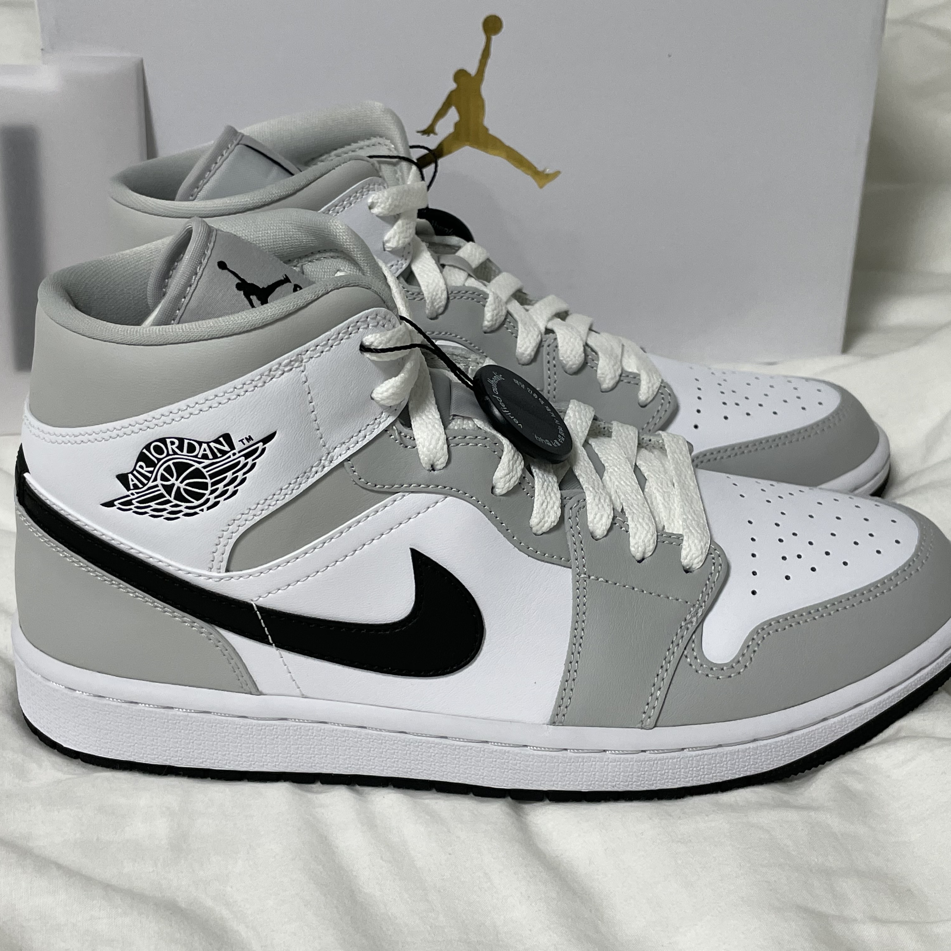 (W) Jordan 1 Mid Grey Fog, Jordan 1 Mid Light Smoke Grey Anthracite 착용 스타일 - 1