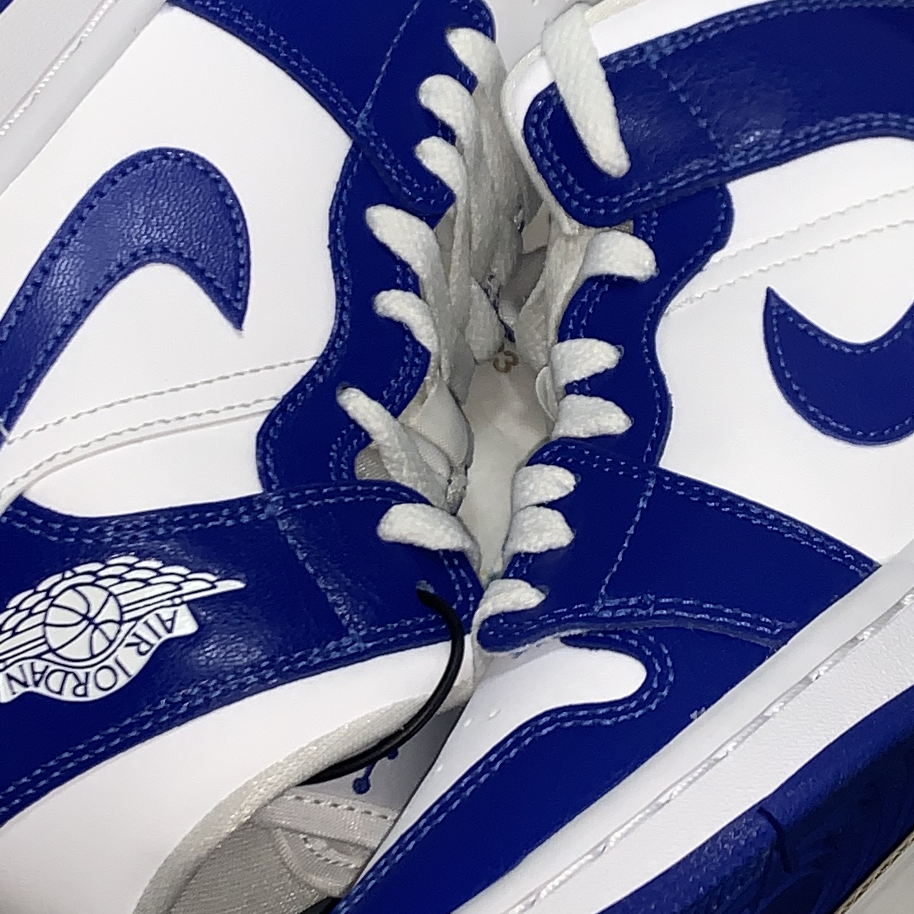 (W) Jordan 1 Mid White Hyper Royal 착용 스타일 - 2