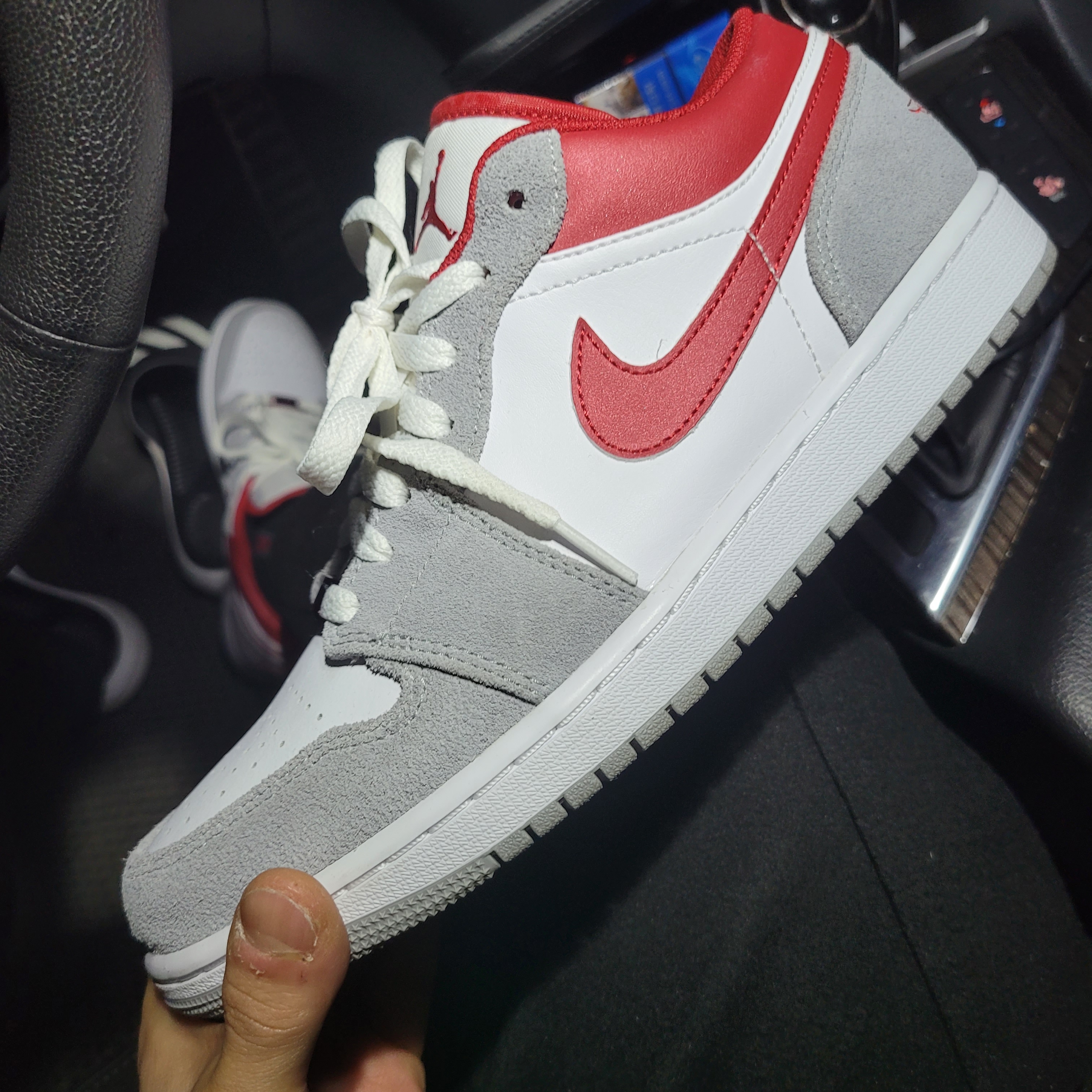 Jordan 1 Low SE Light Smoke Grey Gym Red 착용 스타일 - 1