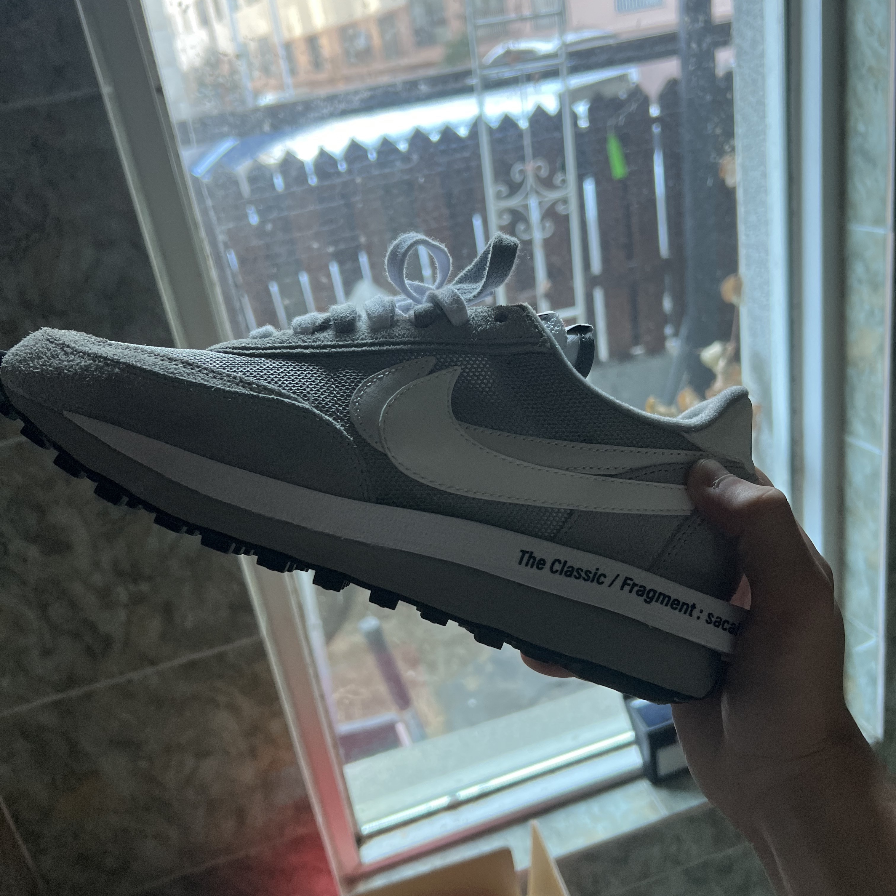 Nike x Sacai x Fragment LDWaffle Light Smoke Grey 착용 스타일 - 3