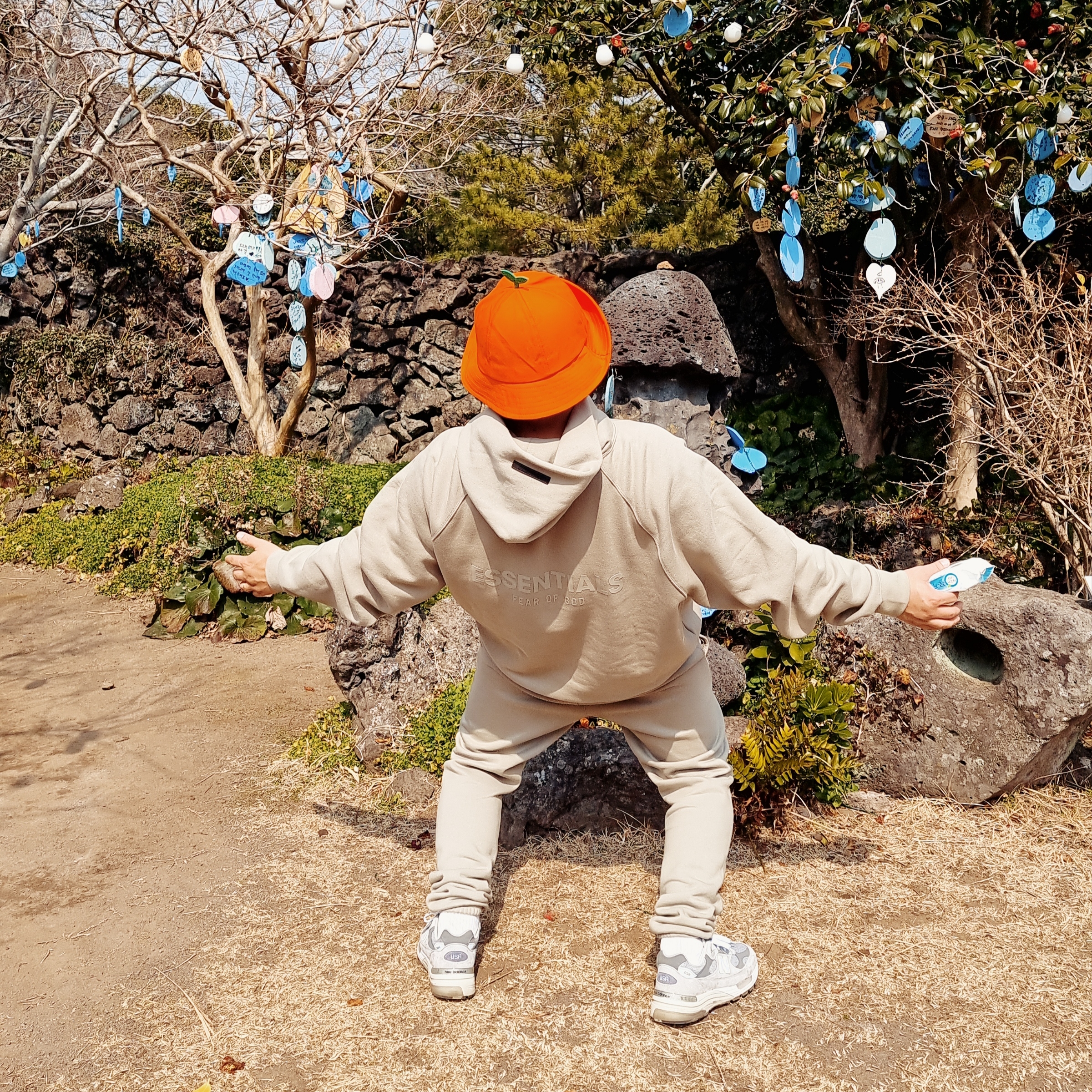 Essentials Pull-Over Hoodie Pistachio - 21FW, Essentials Sweatpants Pistachio - 21FW 착용 스타일