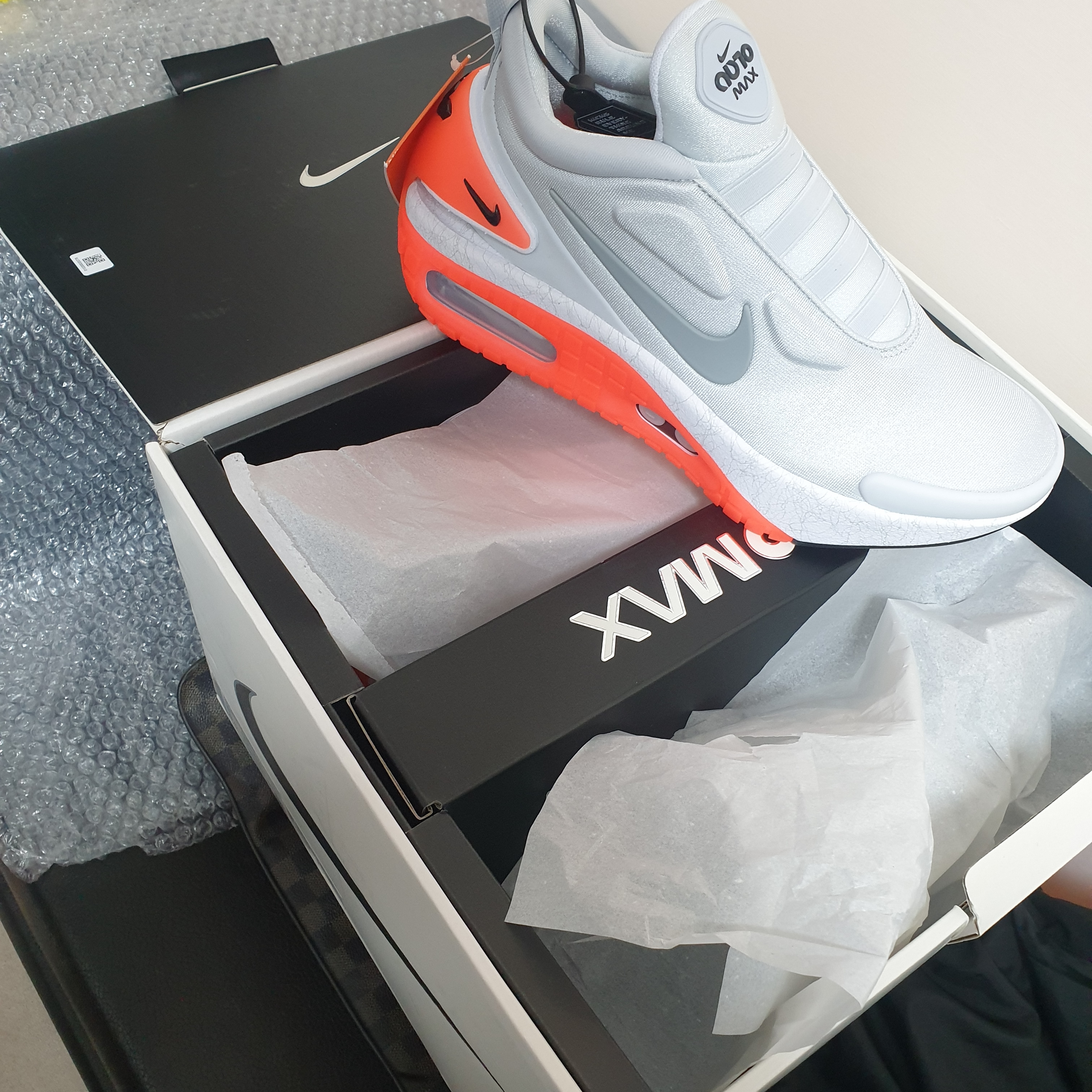 Nike Adapt Auto Max Pure Platinum (KR Charger) 착용 스타일 - 1