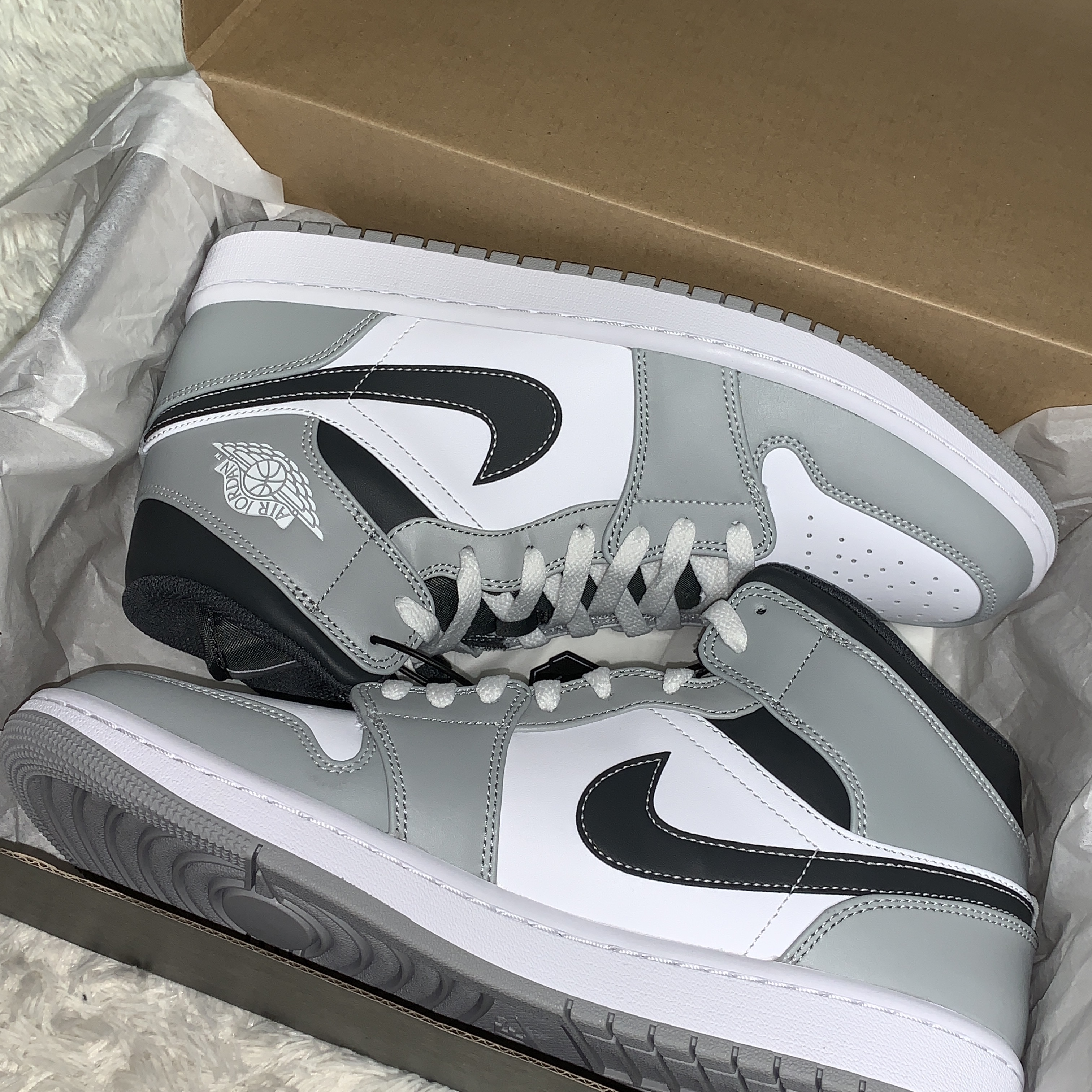 Jordan 1 Mid Light Smoke Grey Anthracite 착용 스타일 - 3