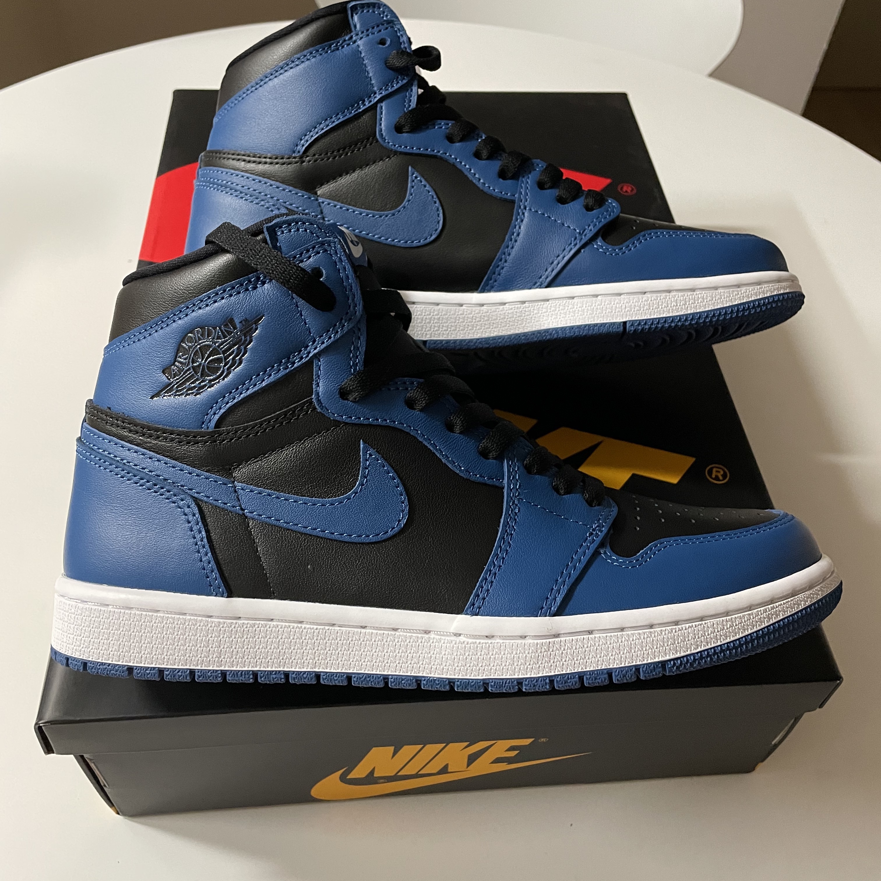 Jordan 1 Retro High OG Pollen, Jordan 1 Retro High OG Dark Marina Blue 착용 스타일 - 2