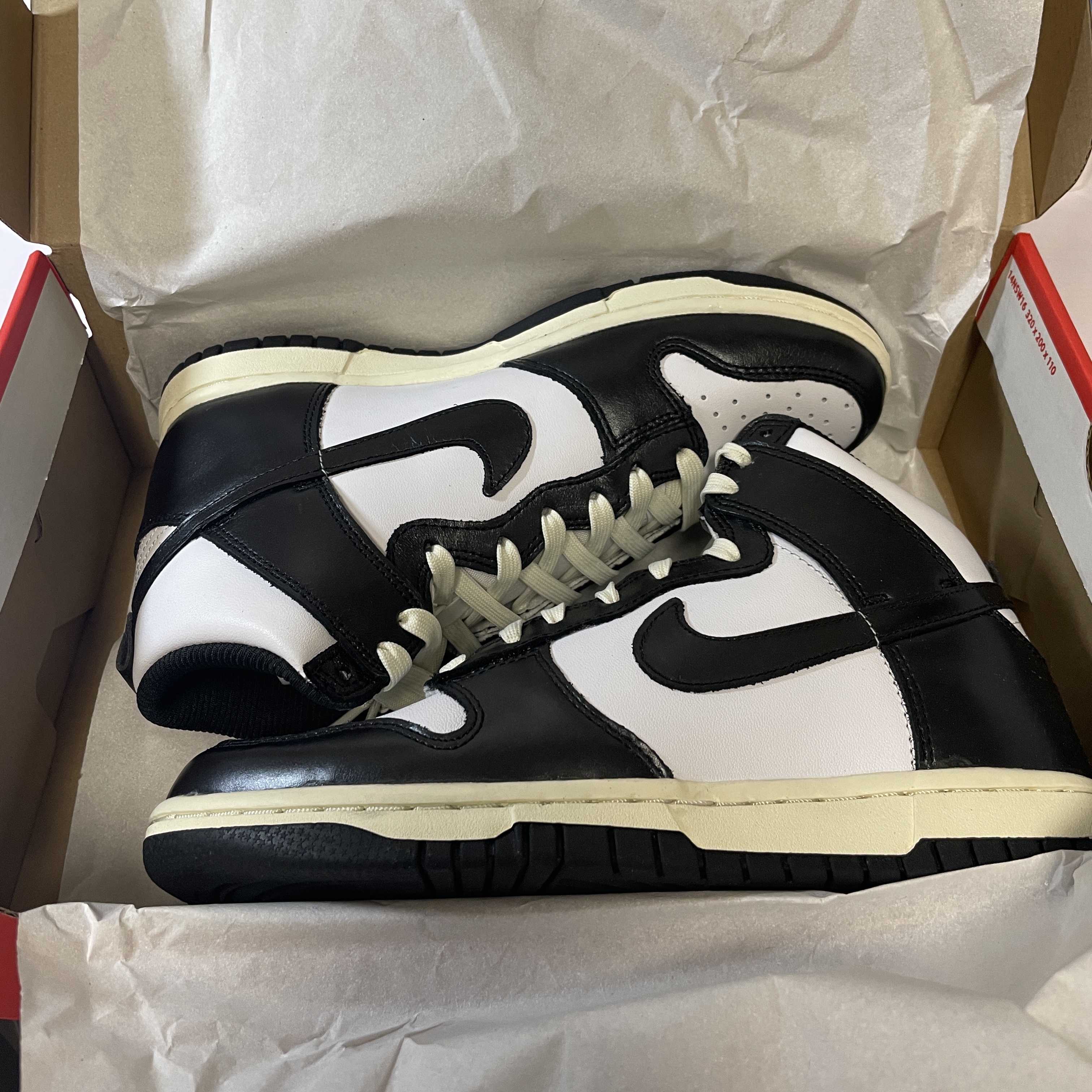 (W) Nike Dunk High Vintage Black 착용 스타일 - 1