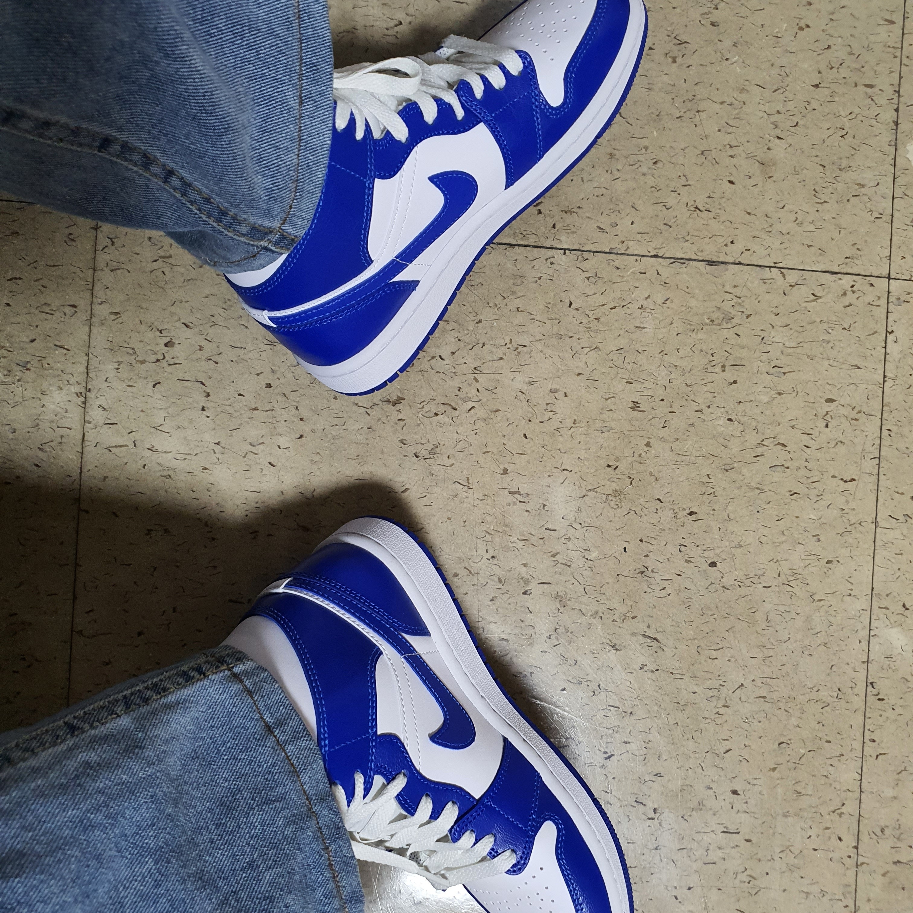 (W) Jordan 1 Mid White Hyper Royal 착용 스타일 - 4