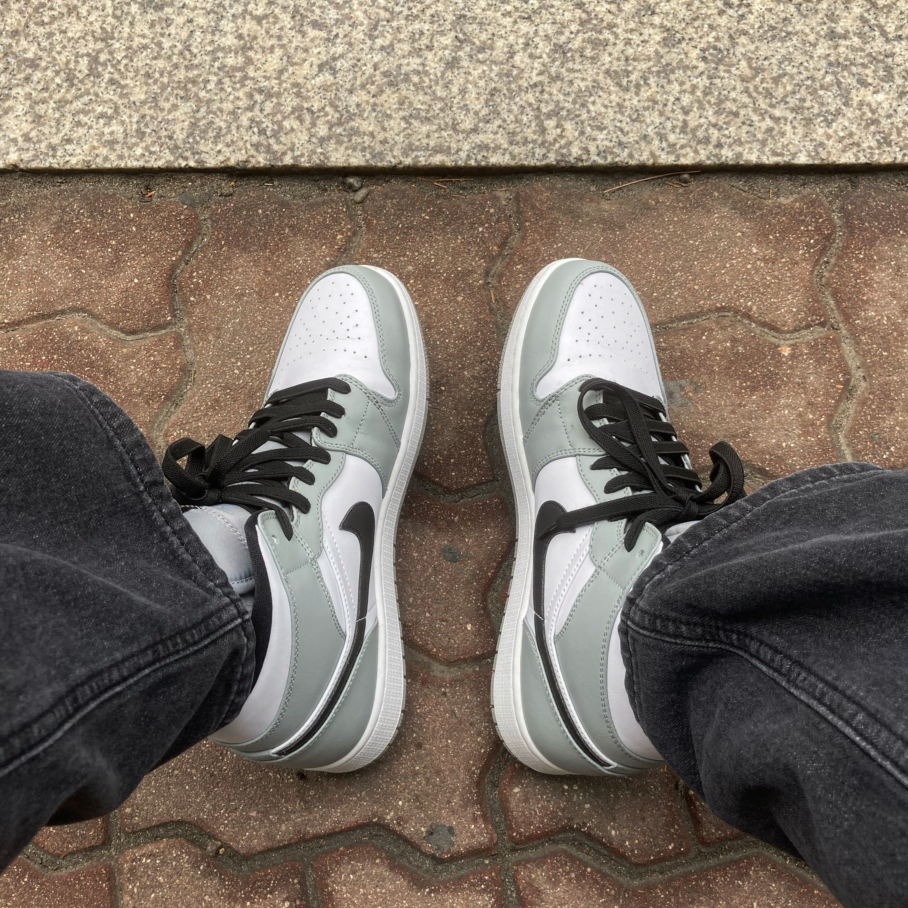 Jordan 1 Mid Light Smoke Grey 착용 스타일