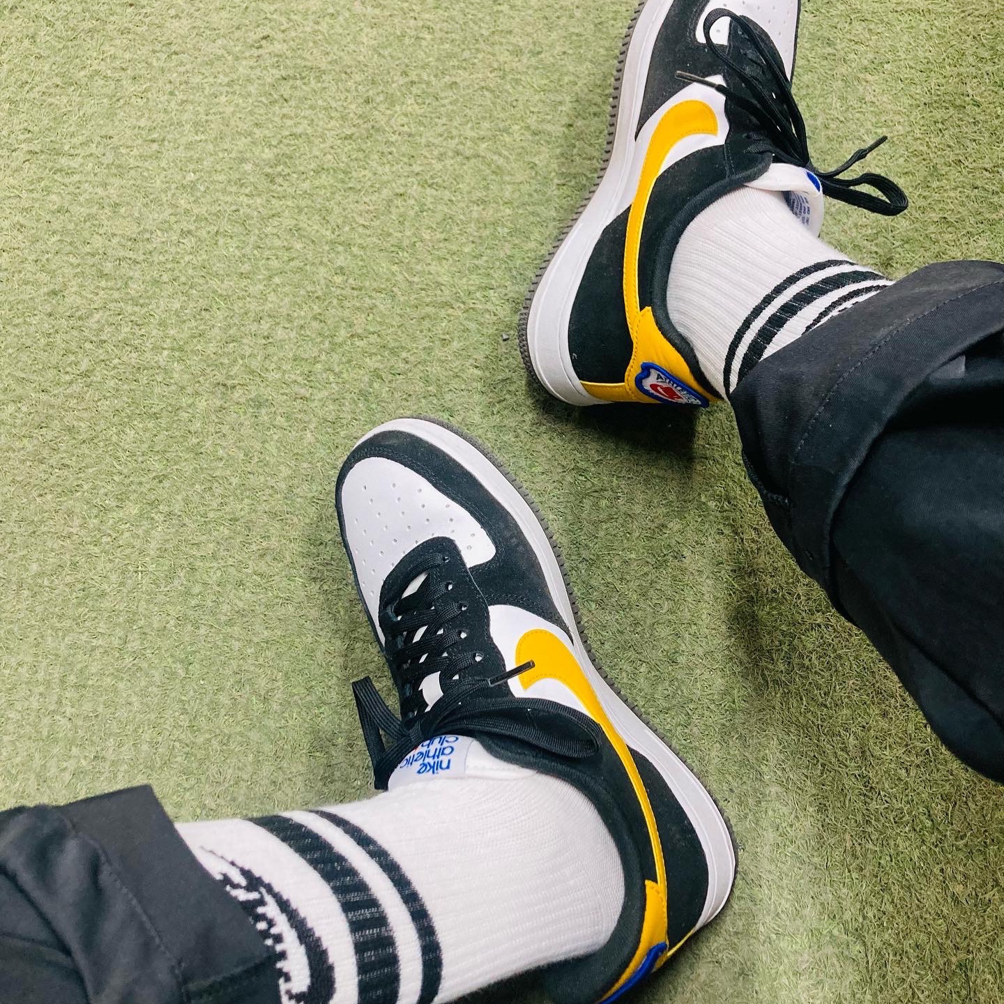 Nike Air Force 1 '07 LV8 Athletic Club Black Dark Sulfur 착용 스타일 - 2