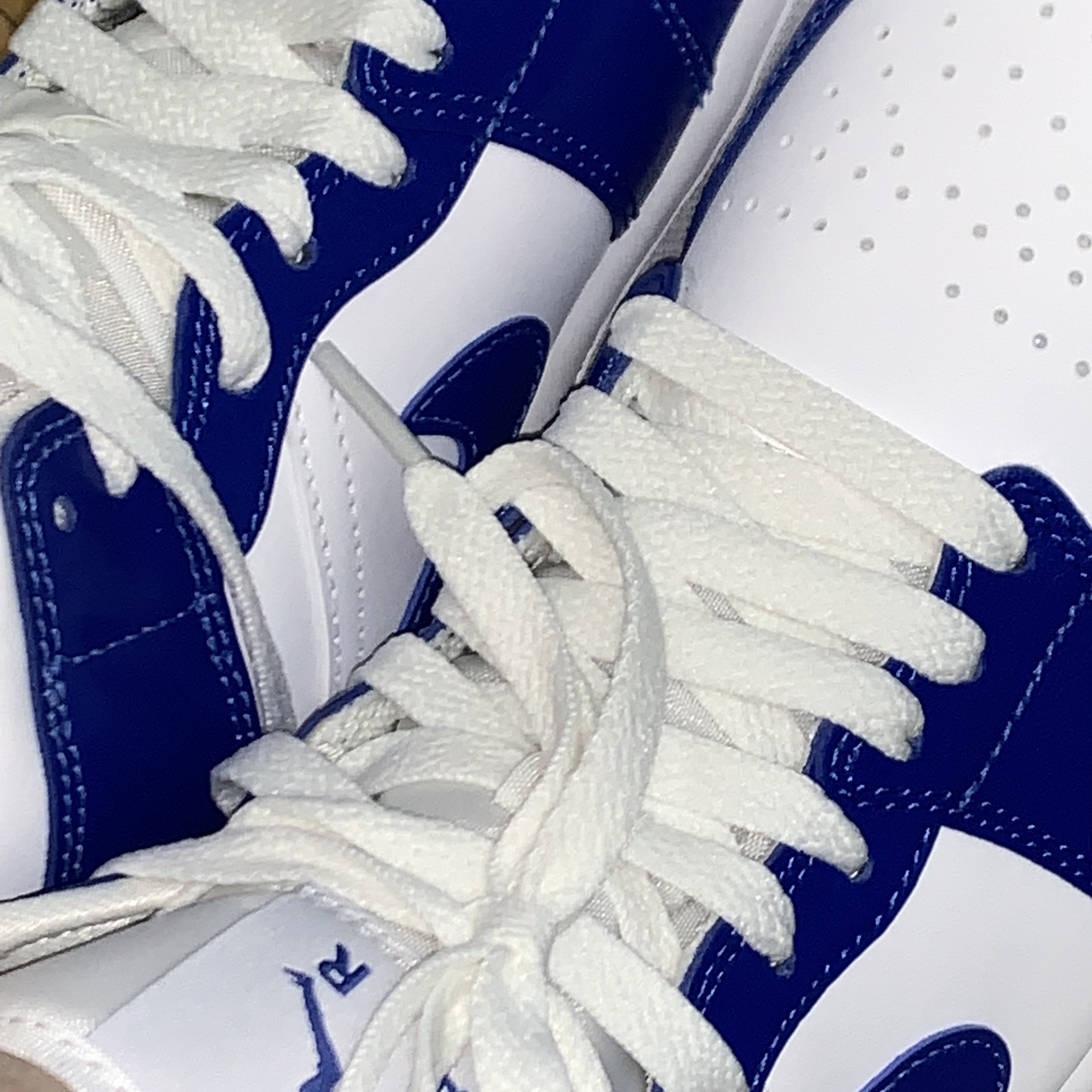 (W) Jordan 1 Mid White Hyper Royal 착용 스타일 - 3