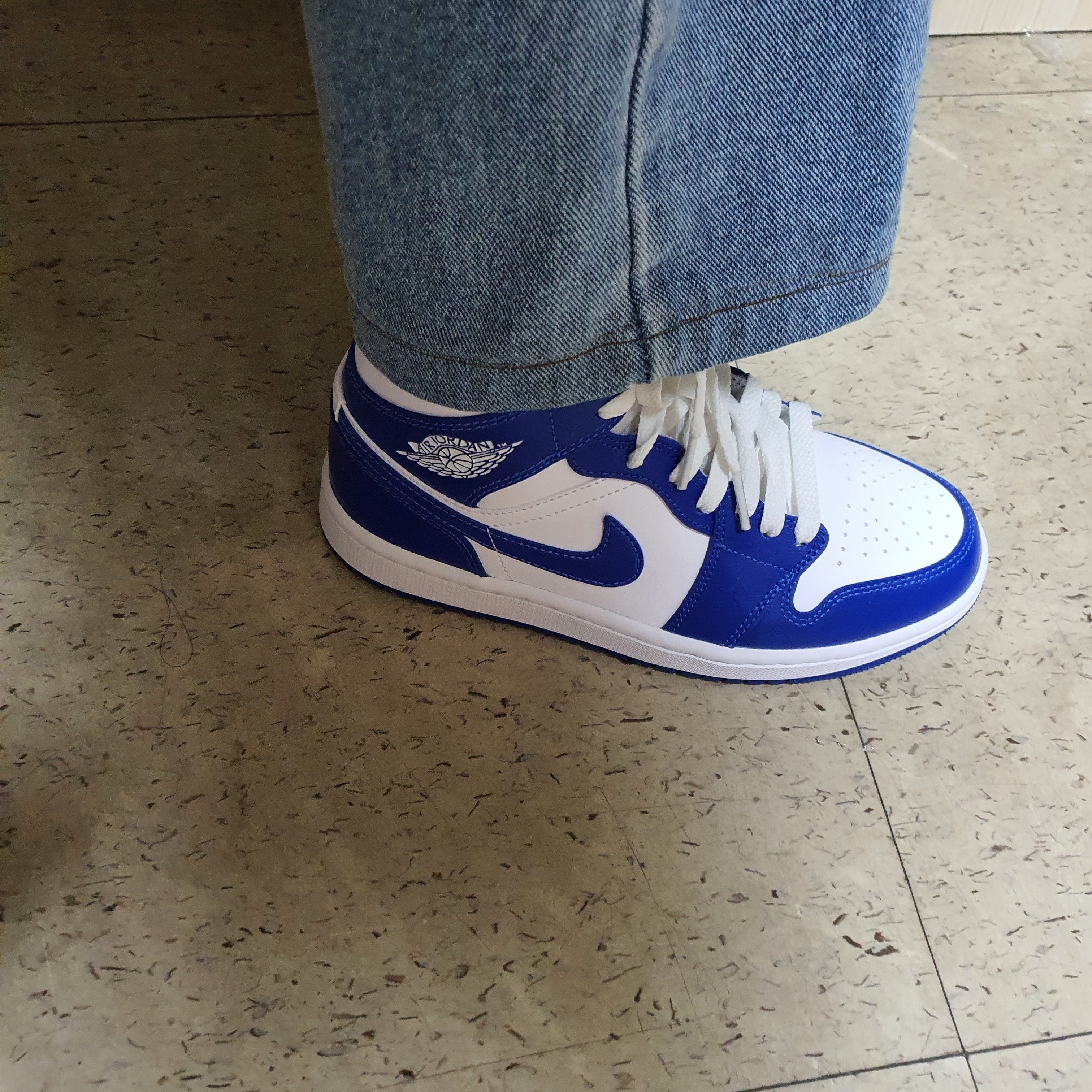 (W) Jordan 1 Mid White Hyper Royal 착용 스타일 - 3