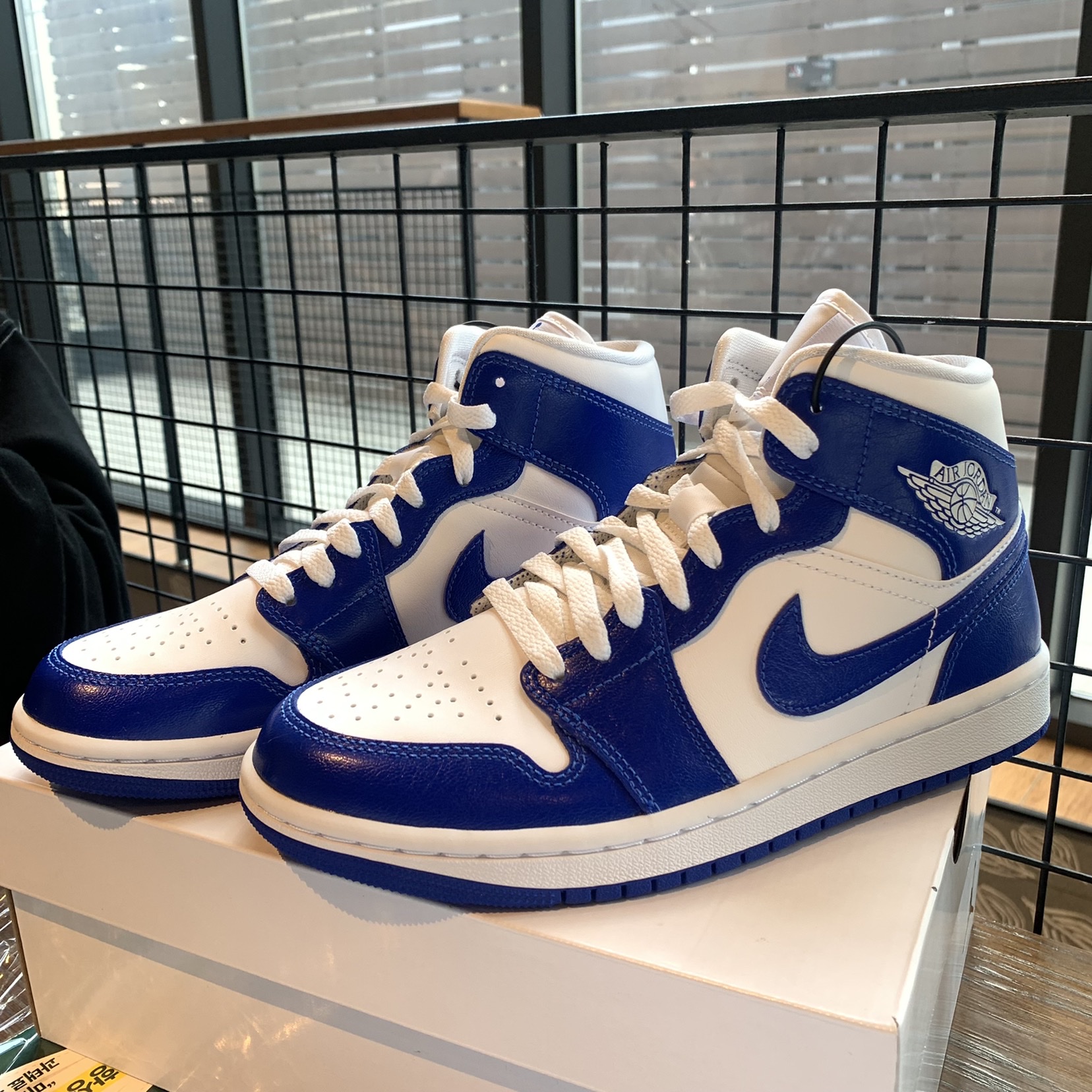 (W) Jordan 1 Mid White Hyper Royal 착용 스타일 - 2