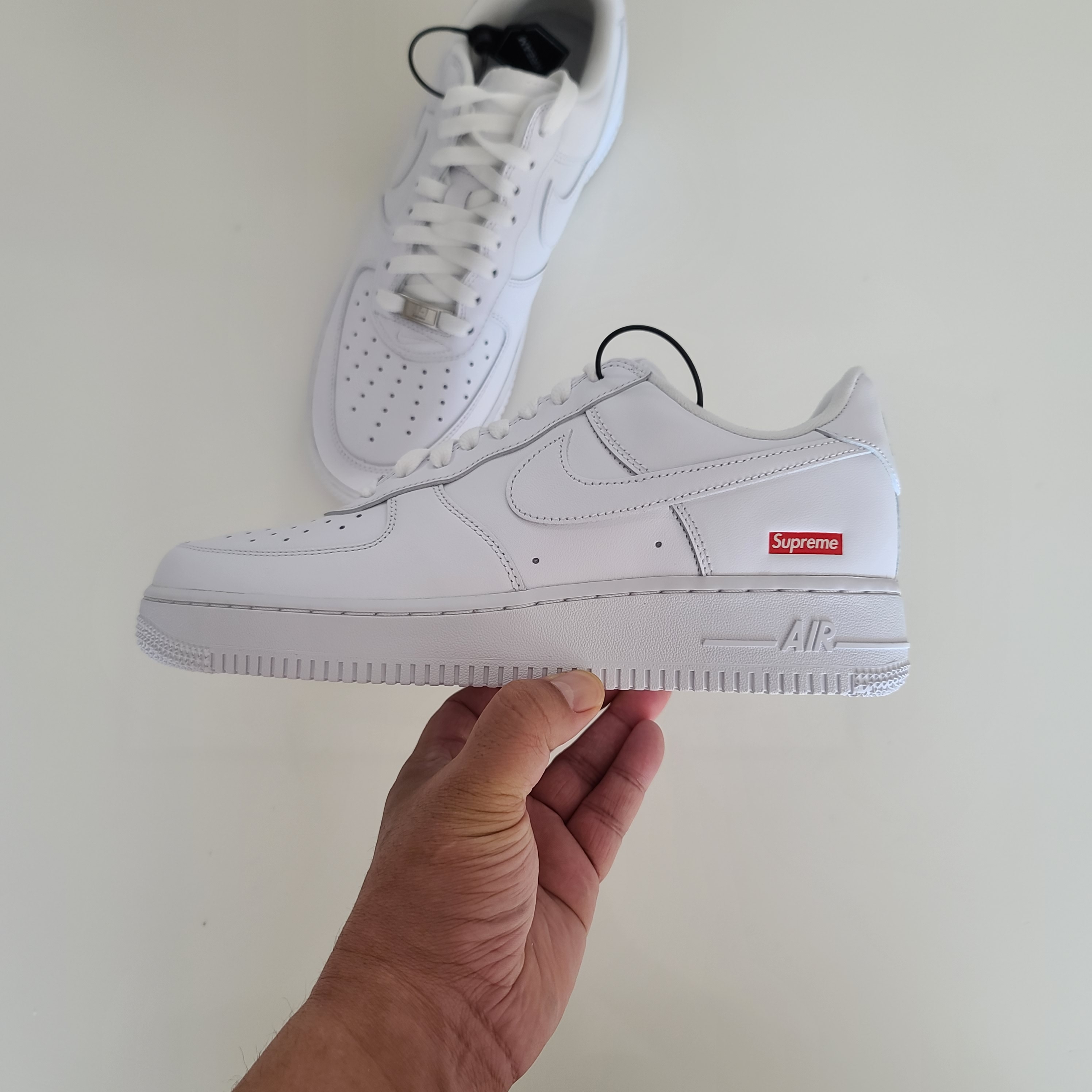 Nike x Supreme Air Force 1 Low White 착용 스타일 - 4