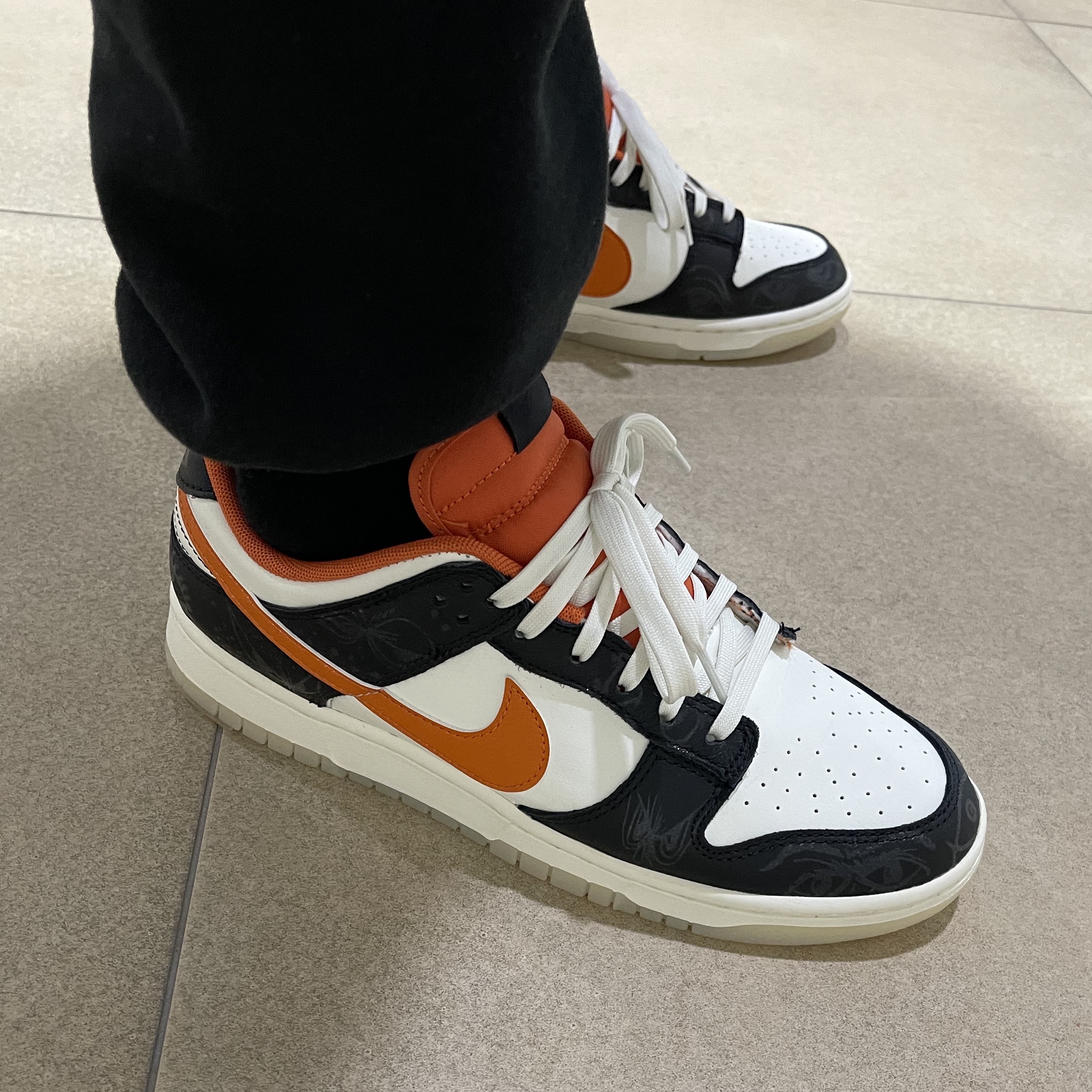 Nike Dunk Low Retro PRM Halloween, Essentials The Core Collection Sweatpants Black 착용 스타일 - 5