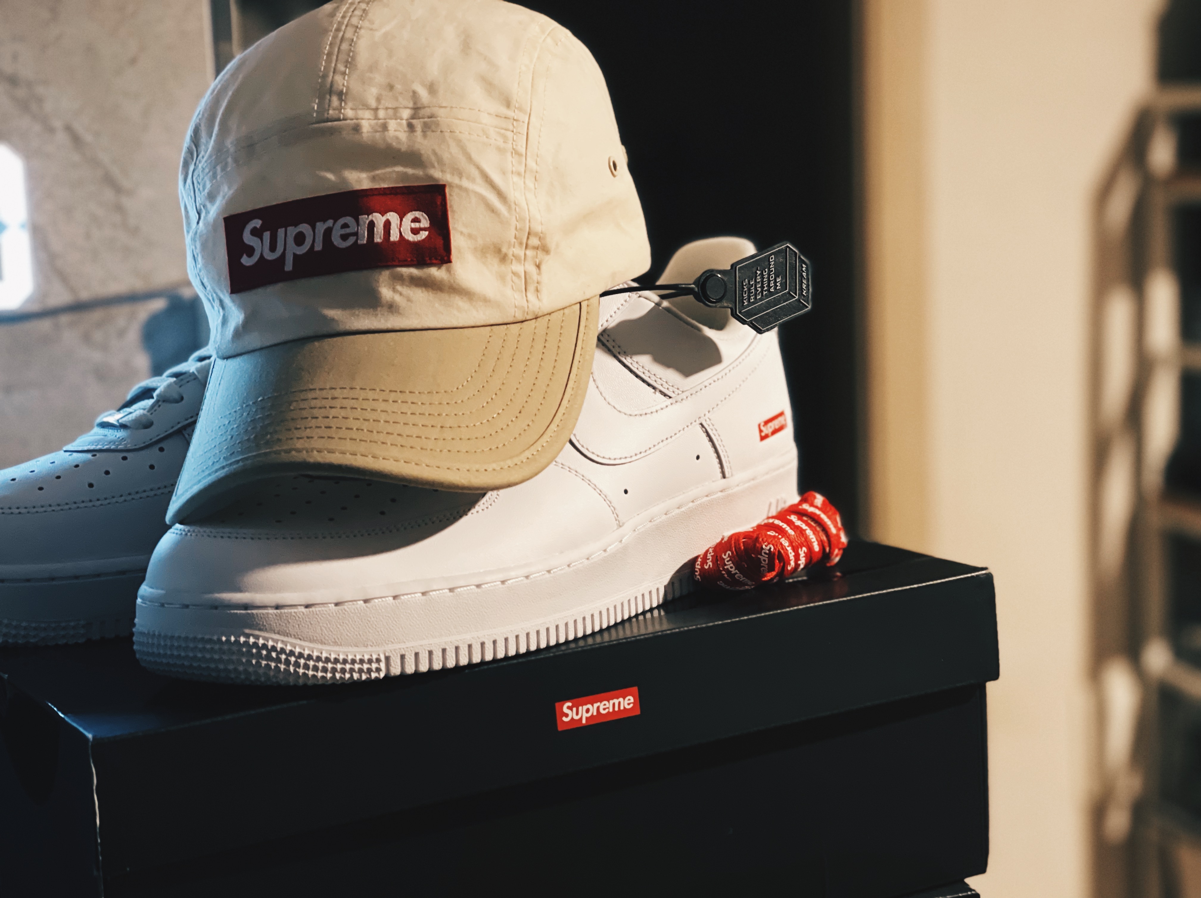 Nike x Supreme Air Force 1 Low White, Supreme Waxed Cotton Camp Cap Natural - 21FW 착용 스타일