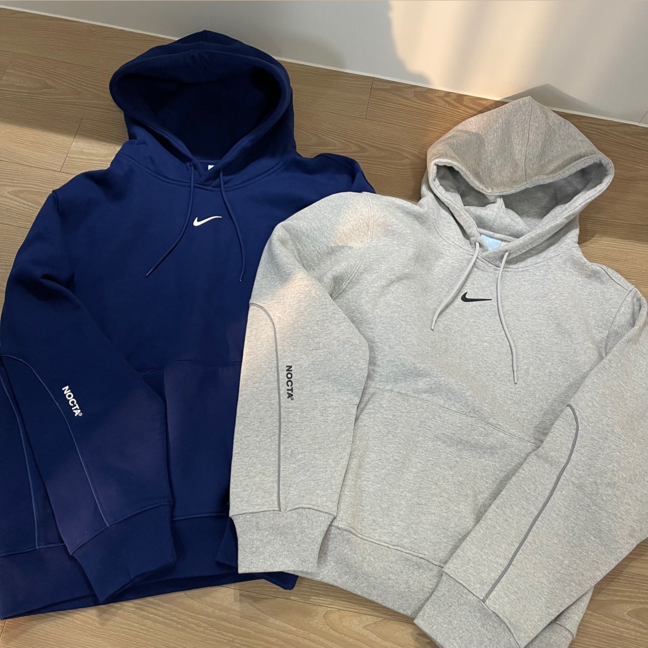 Nike x Drake Nocta Cardinal Stock Essential Hoodie Navy - US/EU, Nike x Drake Nocta Cardinal Stock Essential Cap White 착용 스타일 - 2