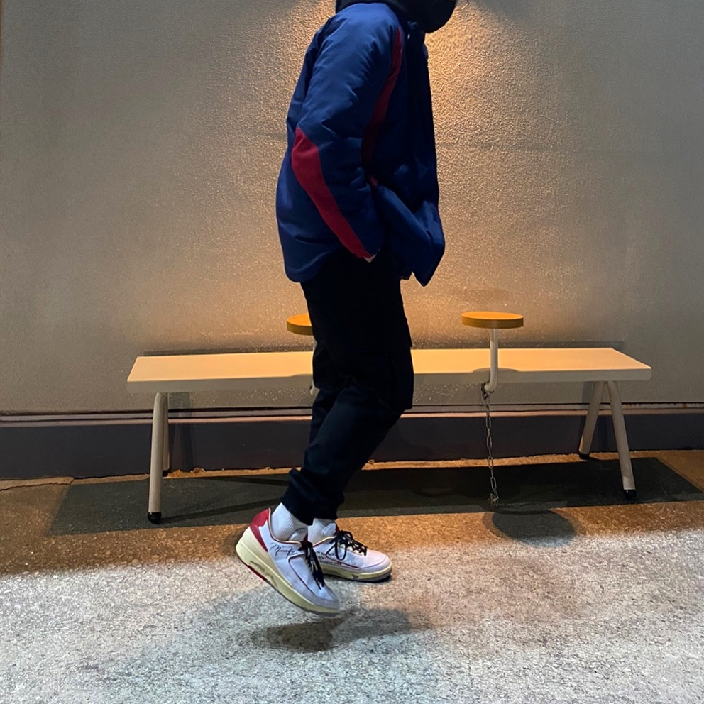 Jordan 2 x Off-White Retro Low SP White and Varsity Red 착용 스타일