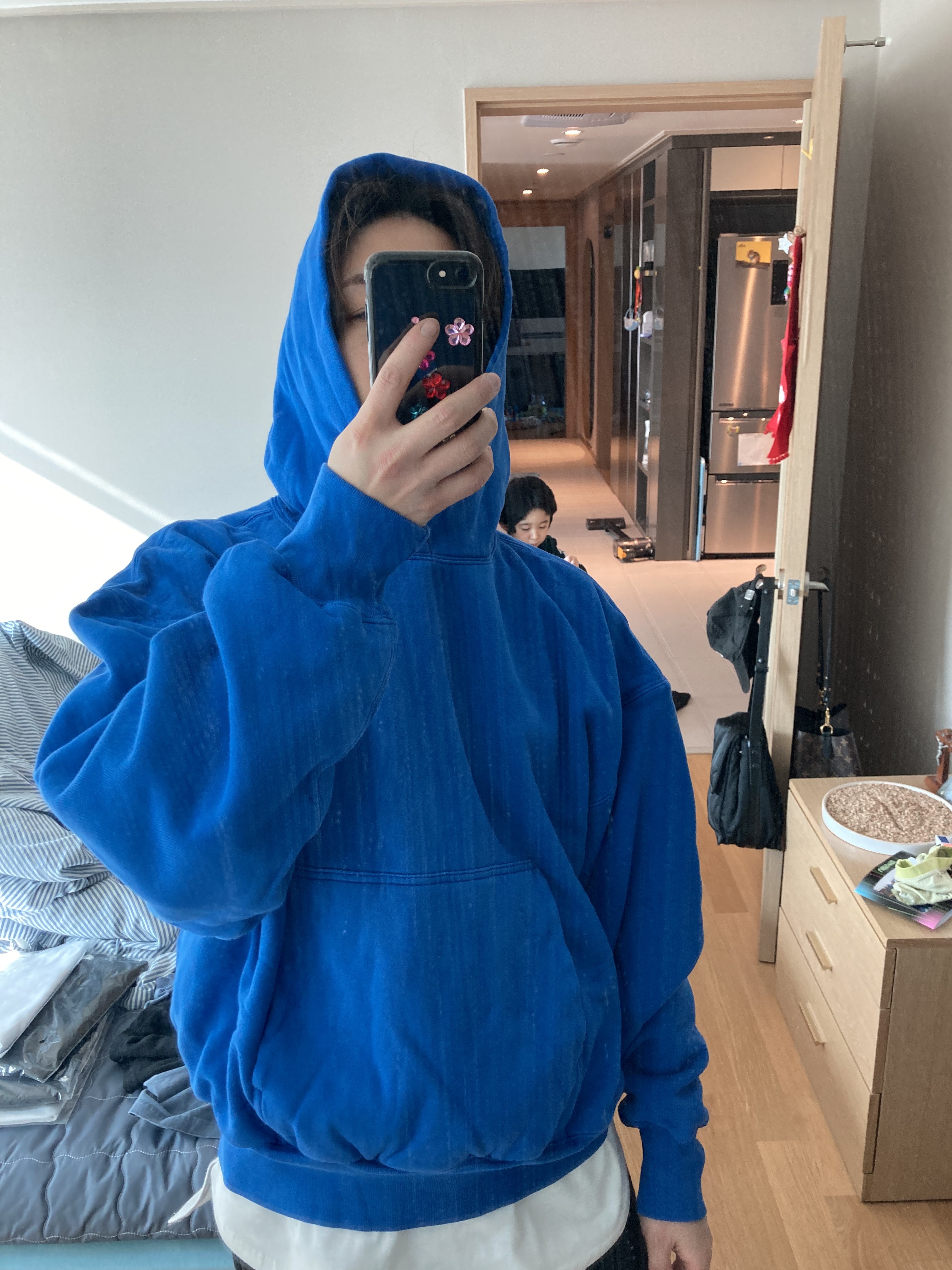 Yeezy Gap Hoodie Blue 착용 스타일