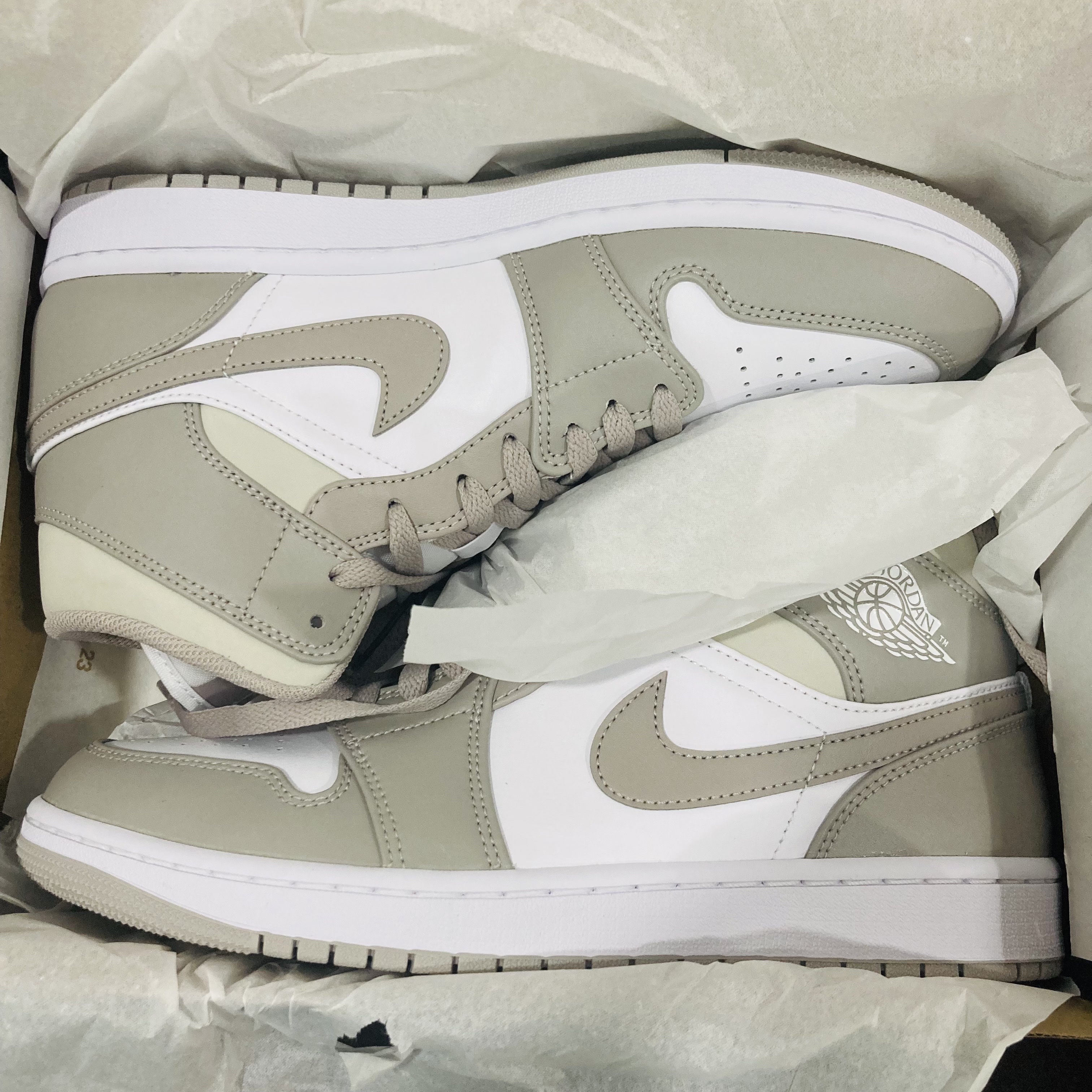 Jordan 1 Mid College Grey 착용 스타일