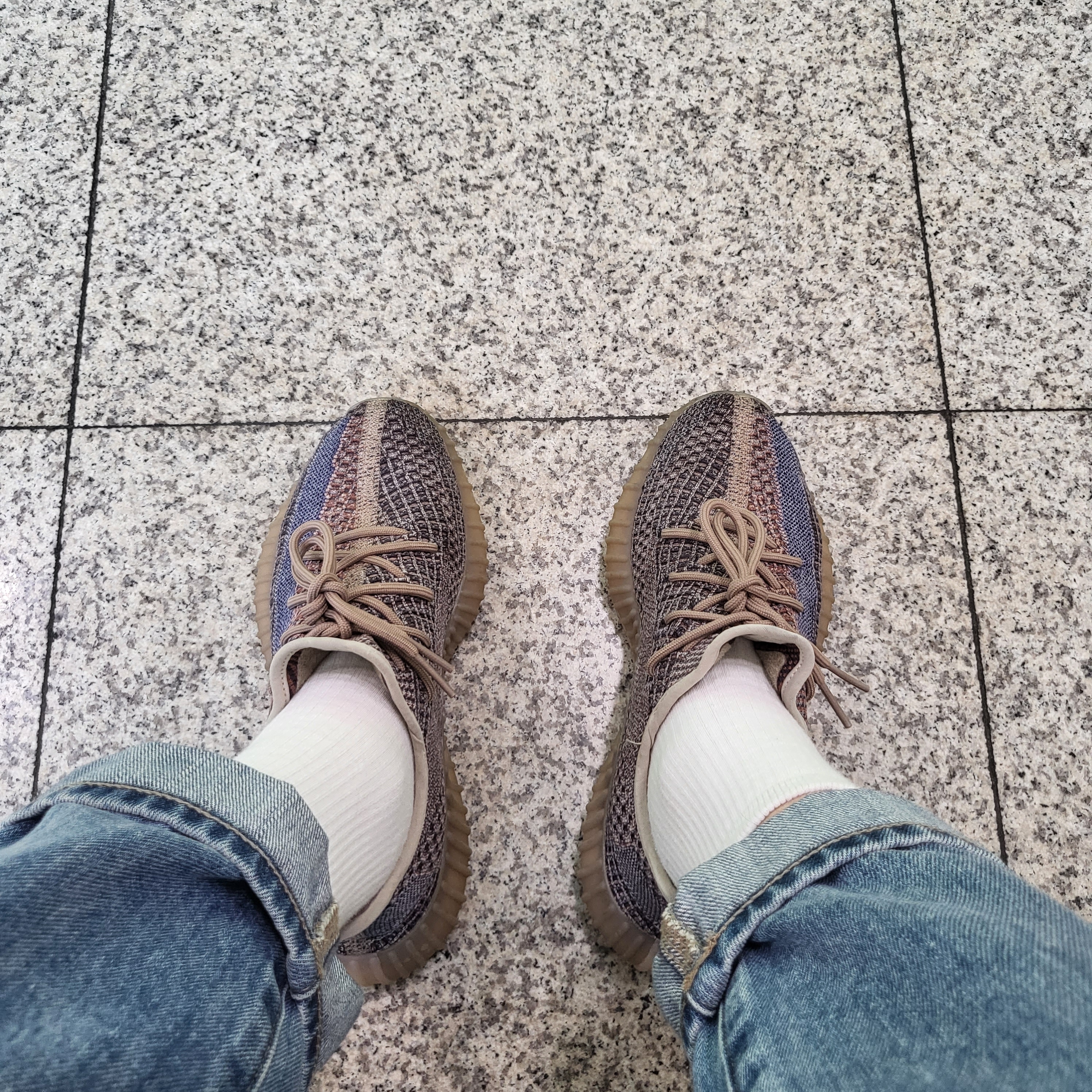 Adidas Yeezy Boost 350 V2 Fade 착용 스타일