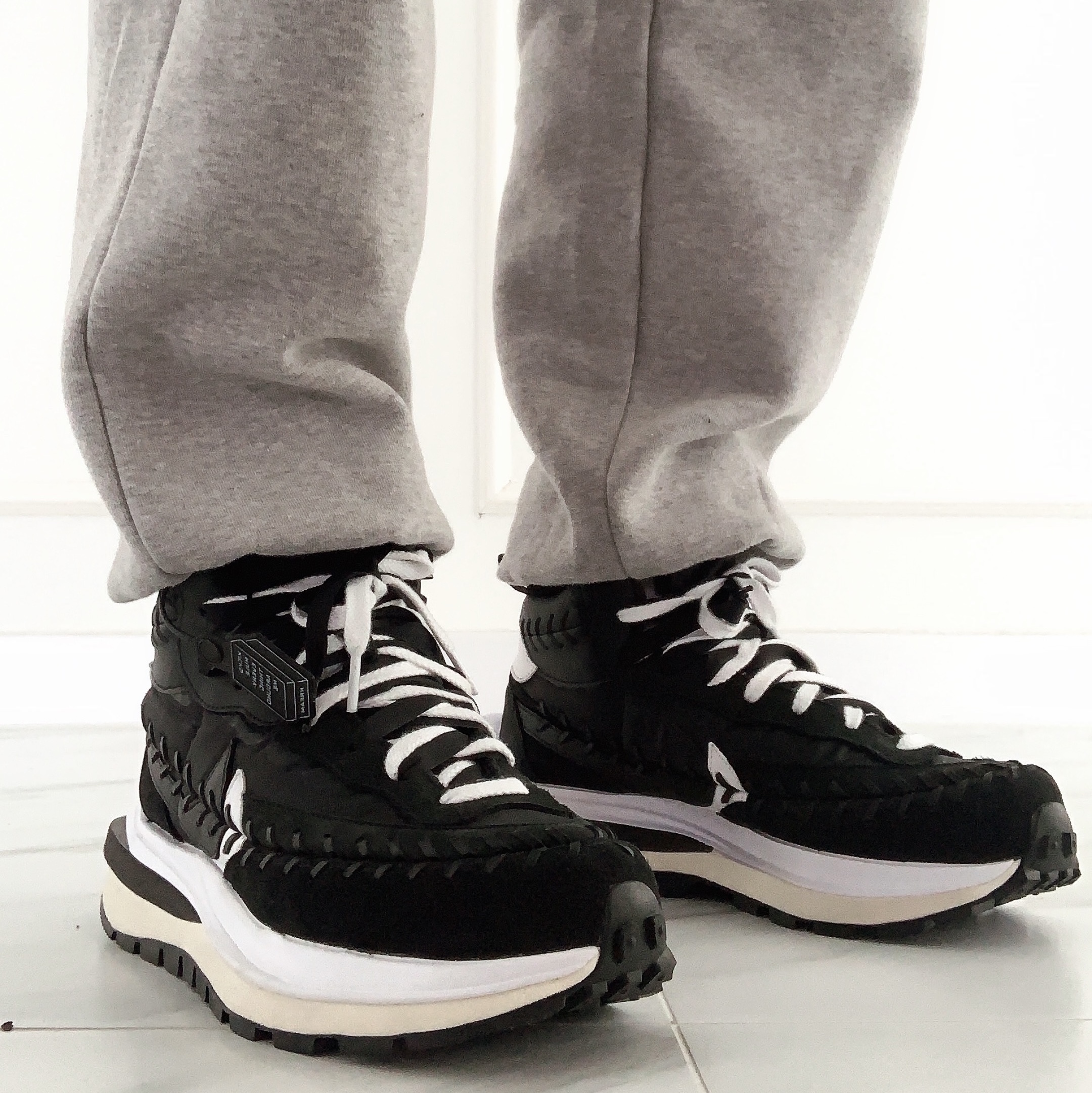 Nike x Sacai x Jean Paul Gaultier VaporWaffle Black White, Nike x Sacai x Jean Paul Gaultier VaporWaffle Sesame Blue Void 착용 스타일 - 3