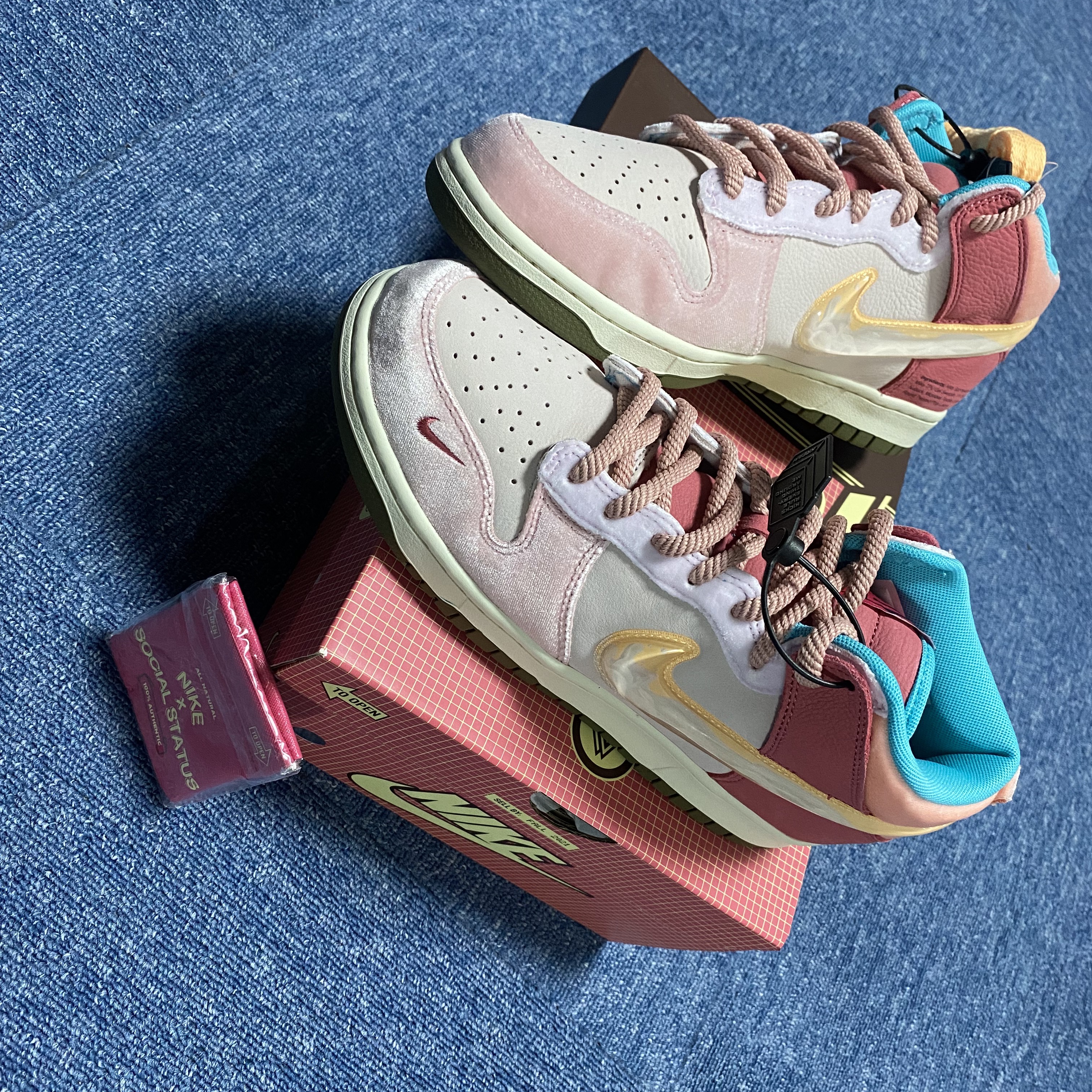 Nike x Social Status Dunk Mid Free Lunch Strawberry Milk 착용 스타일