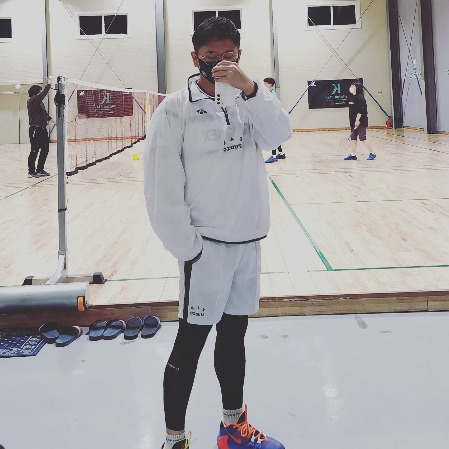 IAB Studio x Yonex Woven Pullover White, IAB Studio x Yonex Game Shorts White 착용 스타일