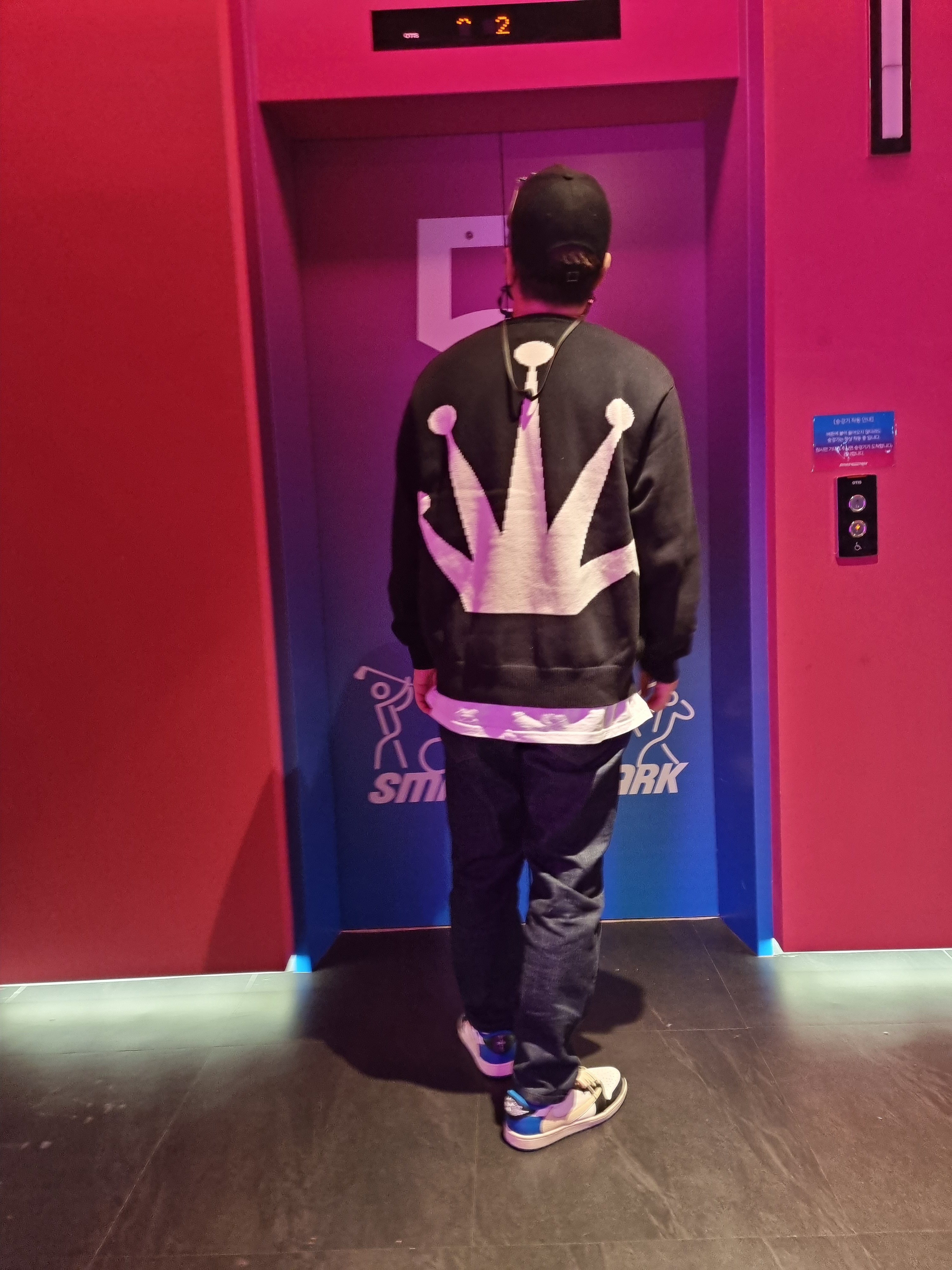 Stussy Bent Crown Sweater Black, Jordan 1 x Travis Scott x Fragment Retro Low OG SP Military Blue 착용 스타일