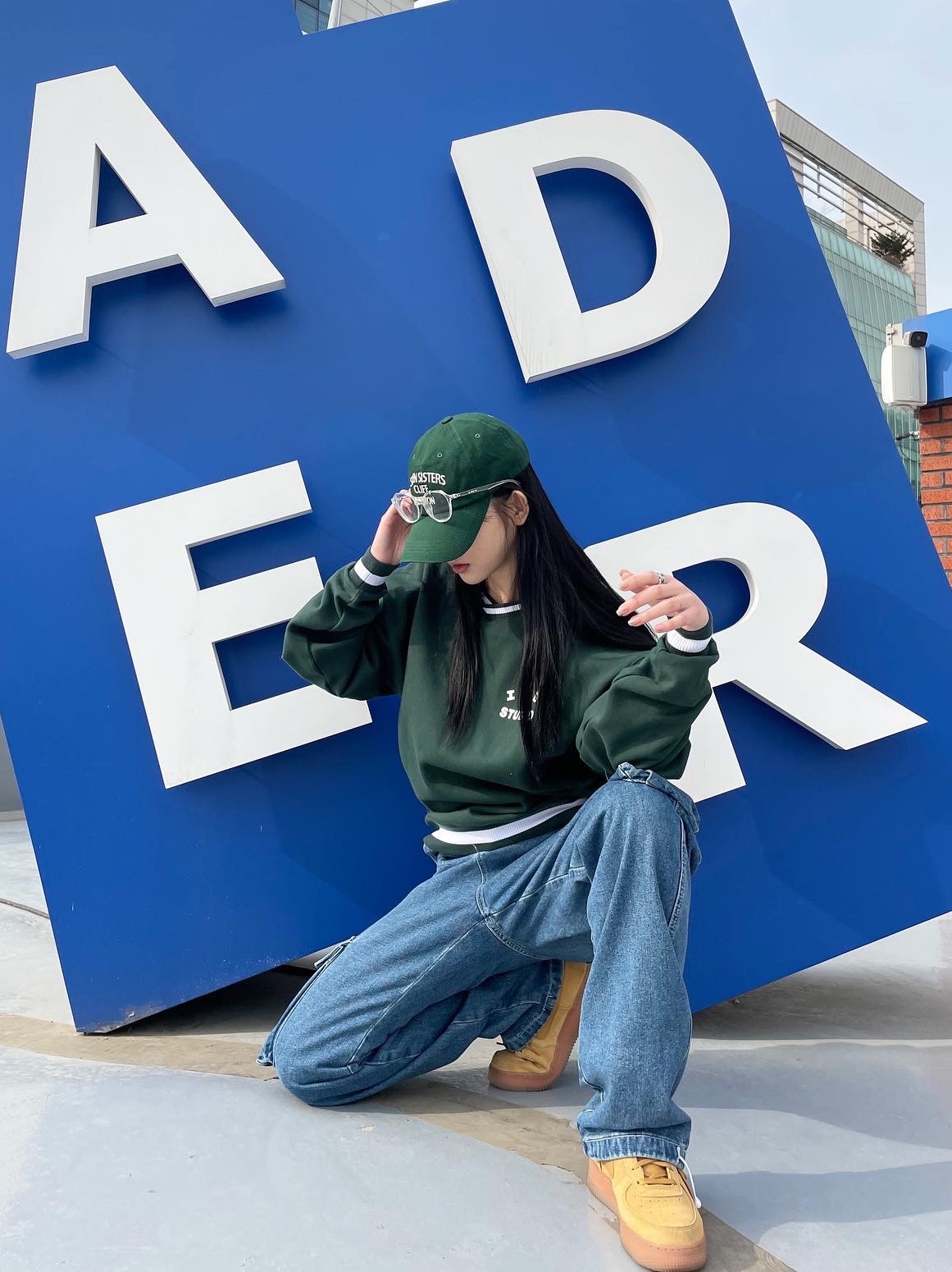 IAB Studio x Yonex Sweatshirt Green, (GS) Nike Air Force 1 LV8 3 Wheat 착용 스타일 - 5