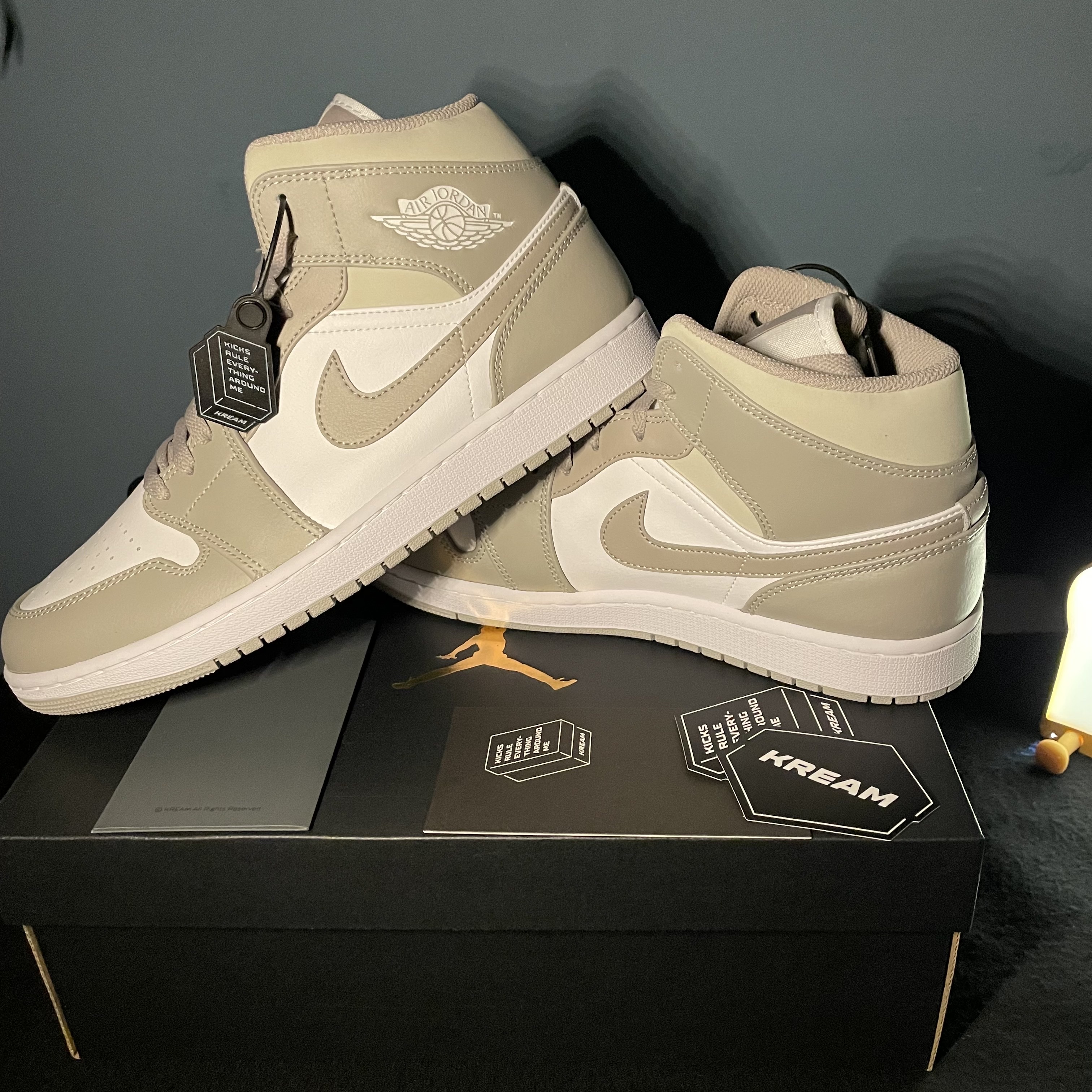 Jordan 1 Mid College Grey 착용 스타일