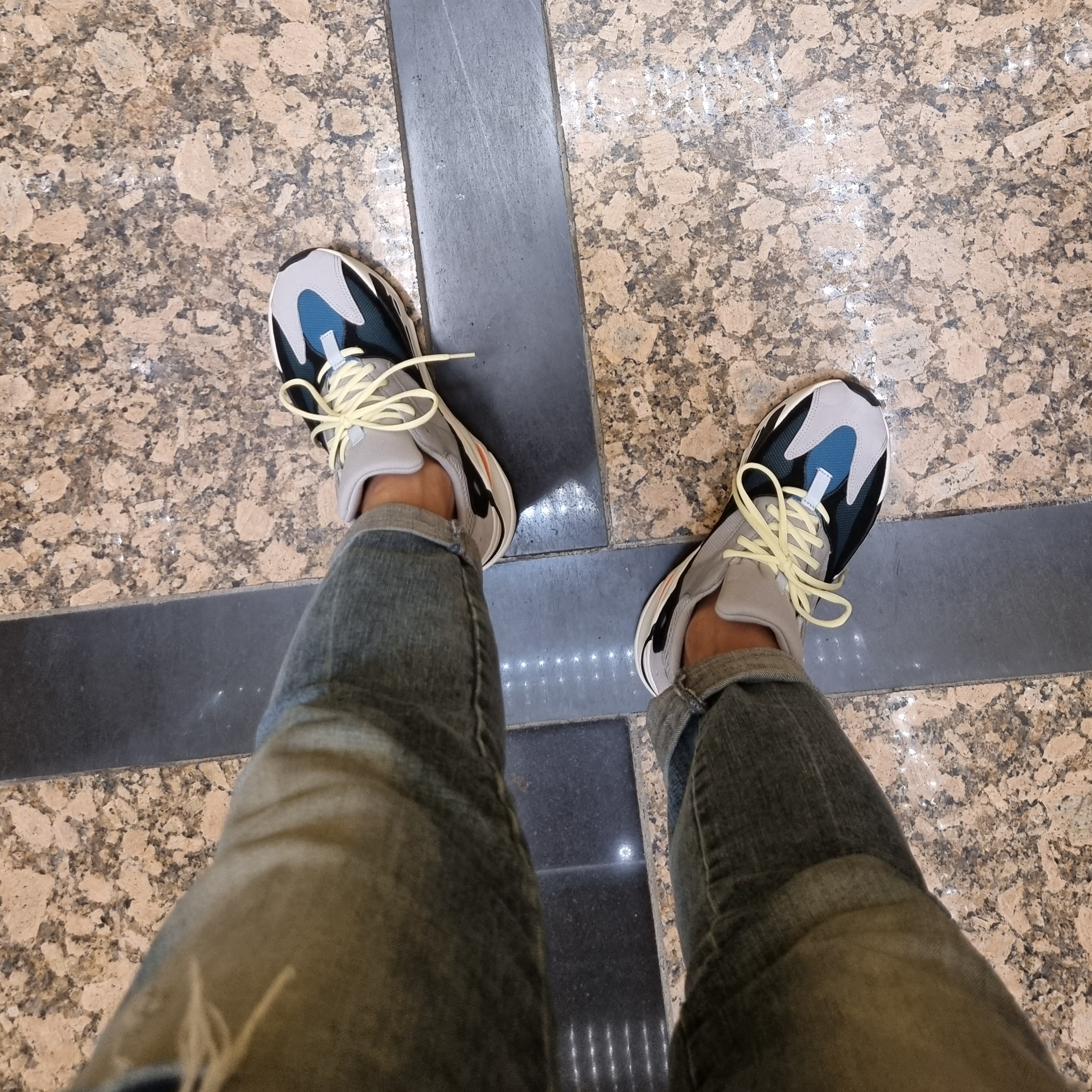 Adidas Yeezy Boost 700 Wave Runner Solid Grey 2017/2019 착용 스타일 - 2