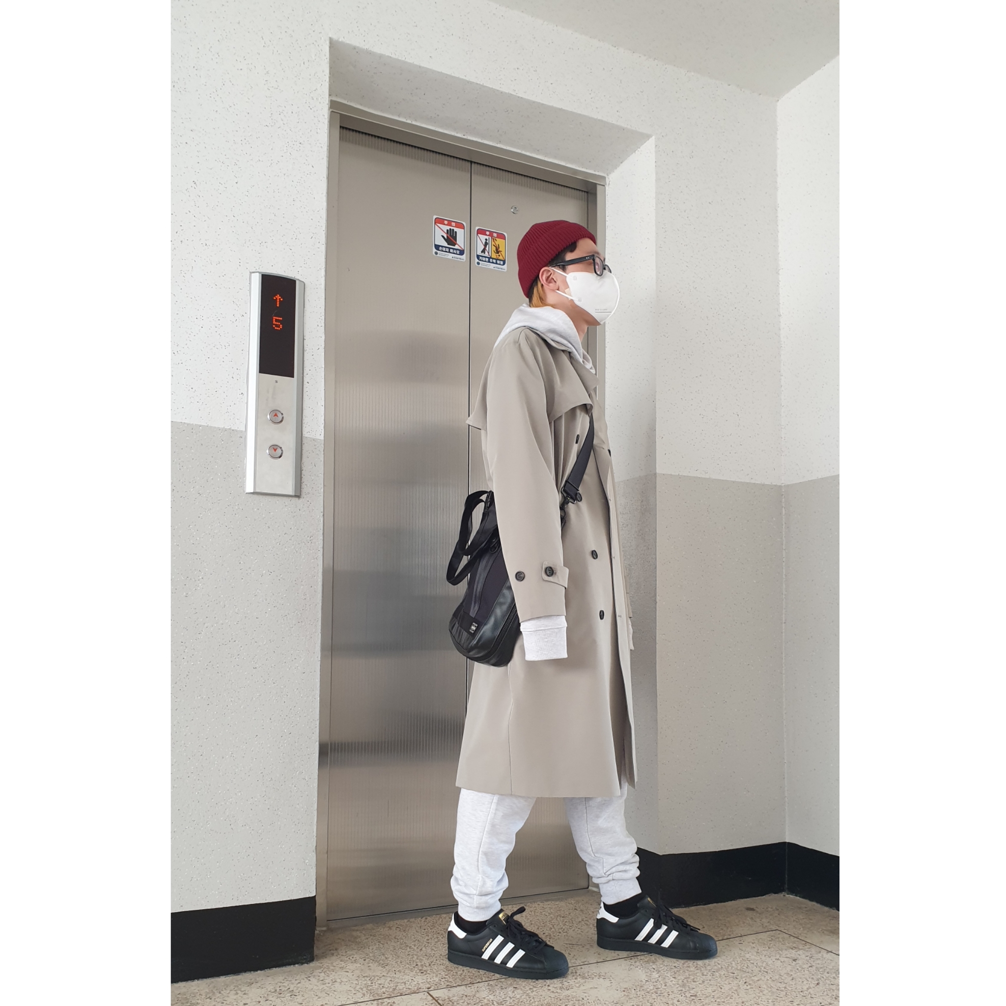 Adidas Superstar Core Black White 착용 스타일 - 3