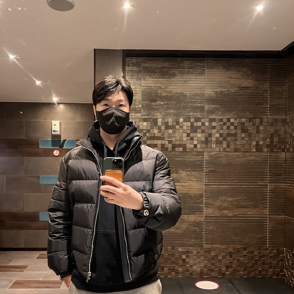 Prada Re-Nylon Short Puffer Jacket Black 착용 스타일 - 1