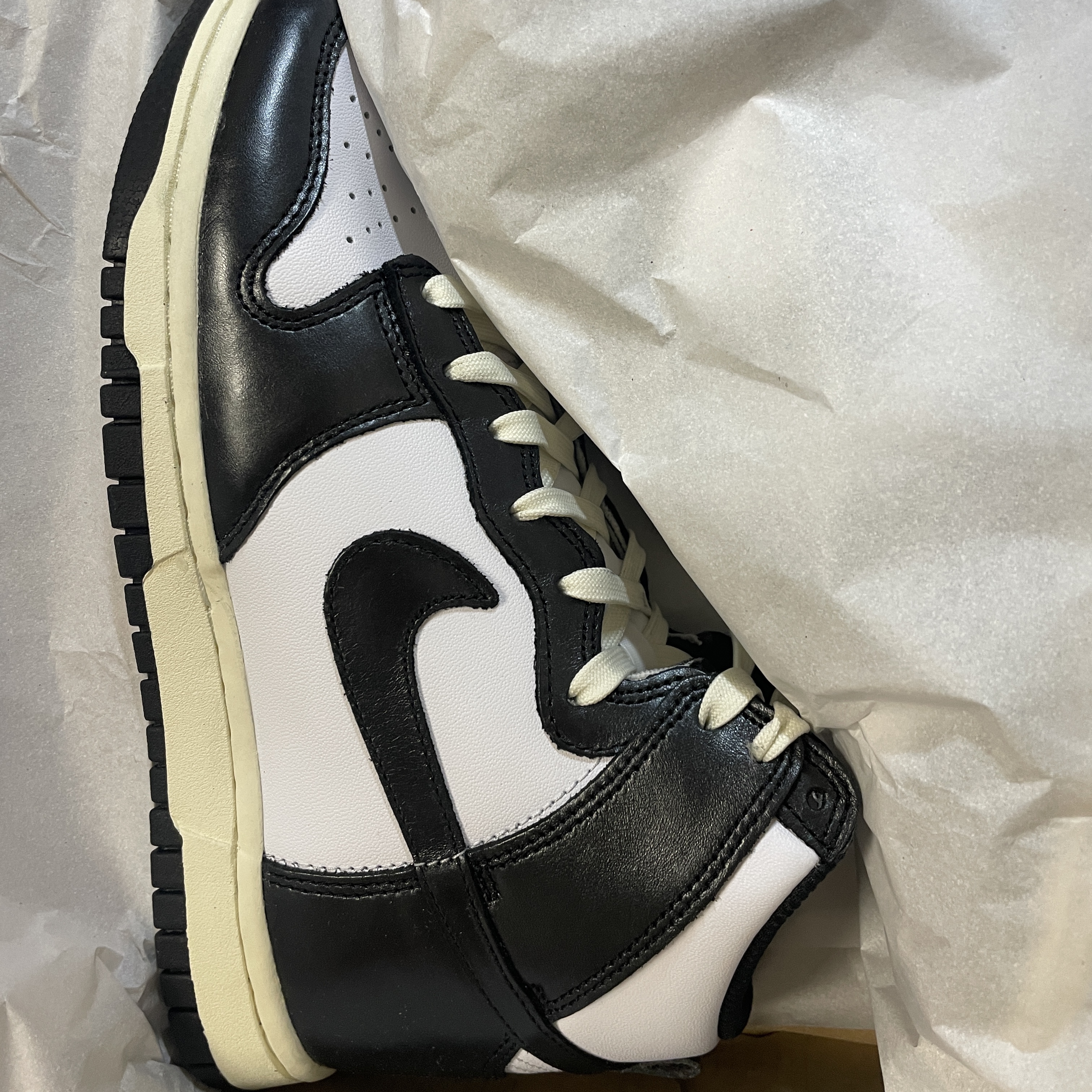 (W) Nike Dunk High Vintage Black 착용 스타일 - 2