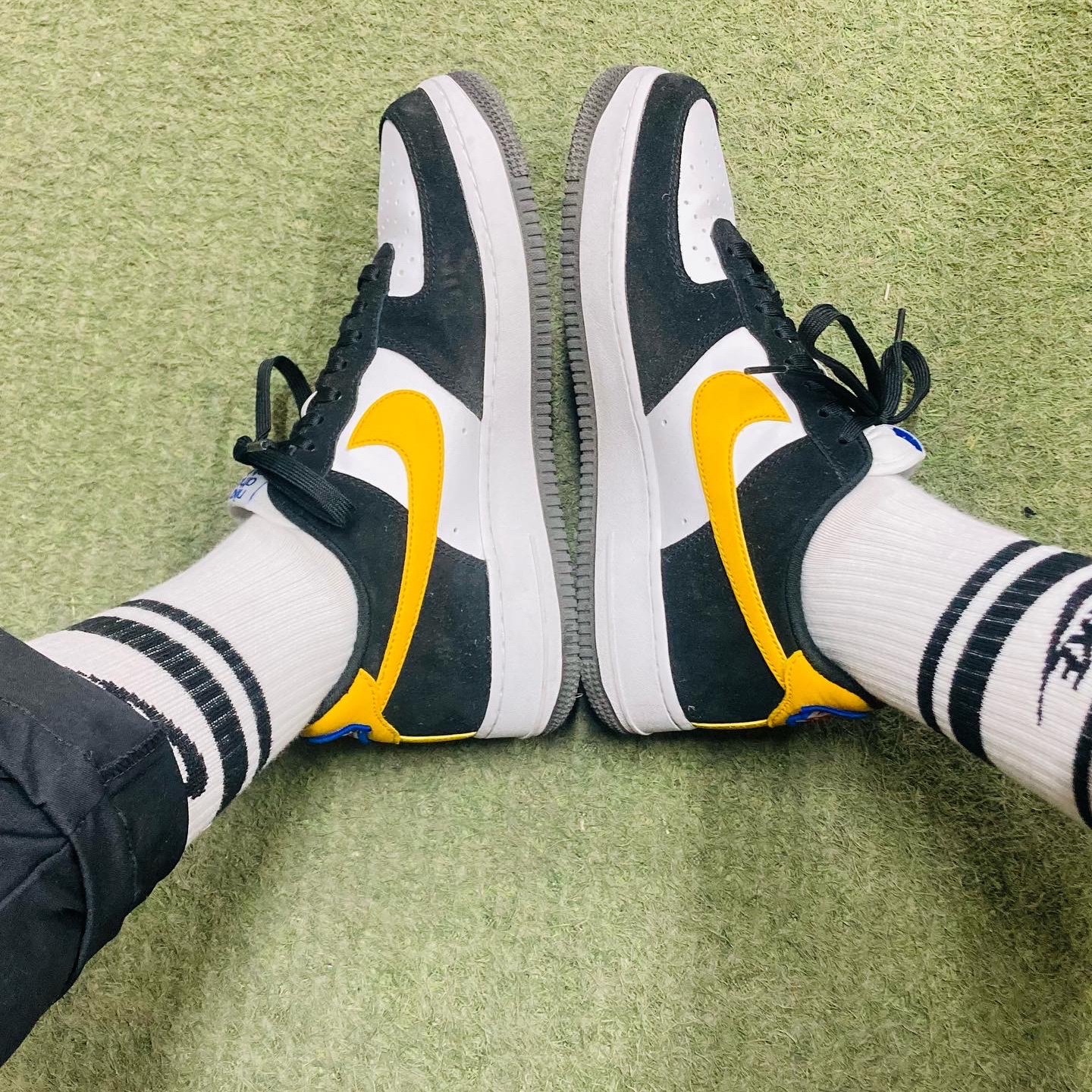 Nike Air Force 1 '07 LV8 Athletic Club Black Dark Sulfur 착용 스타일 - 1