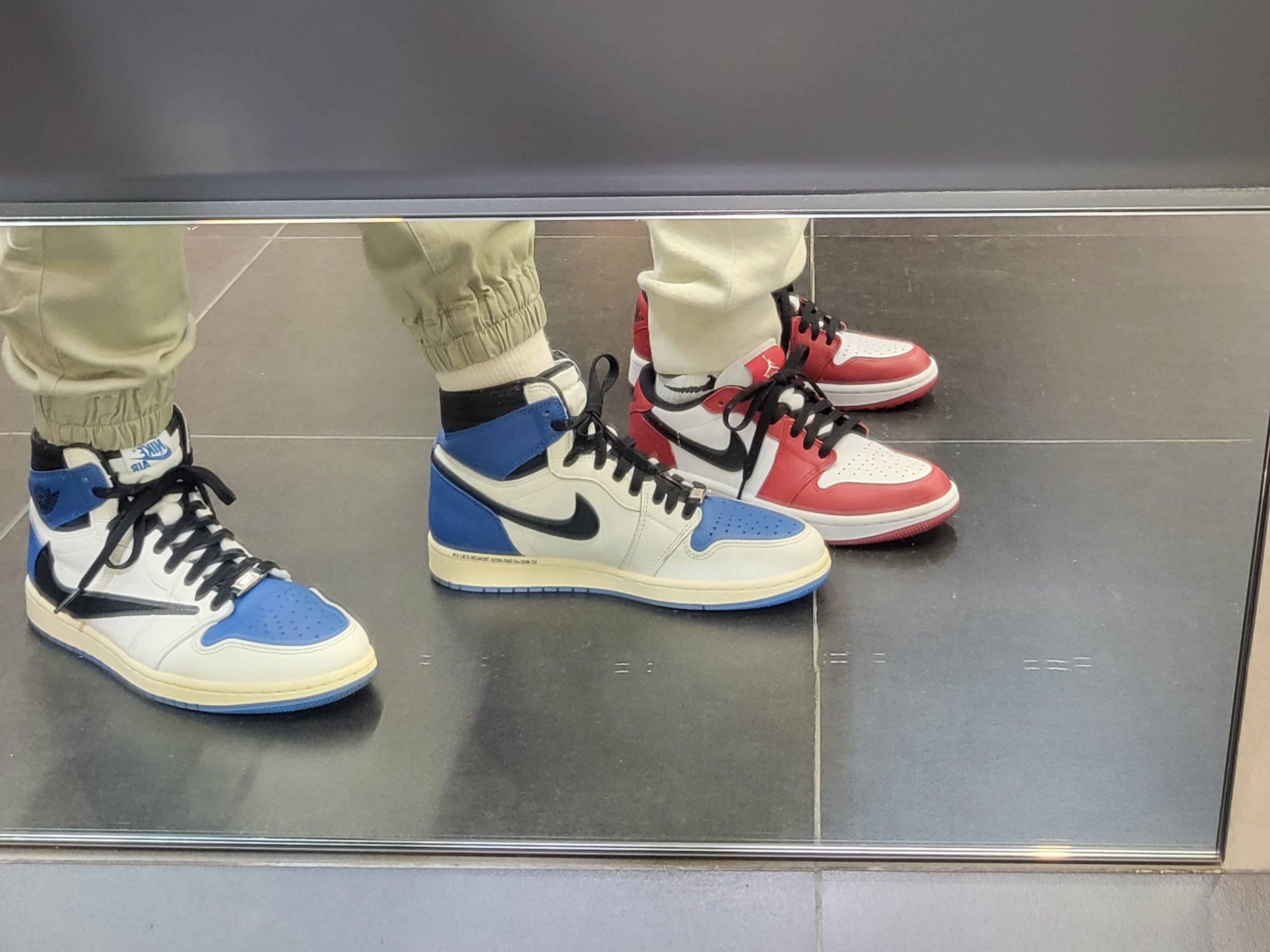 Jordan 1 Low Golf Chicago, Jordan 1 x Travis Scott x Fragment Retro High OG SP Military Blue 착용 스타일